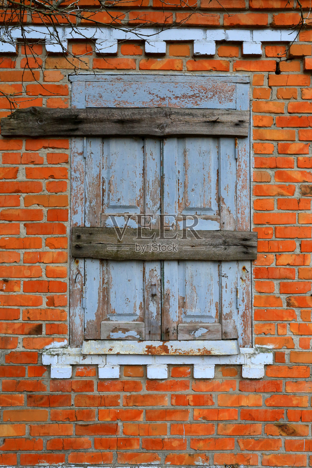 废弃的旧房子里的百叶窗和紧闭的窗户照片摄影图片