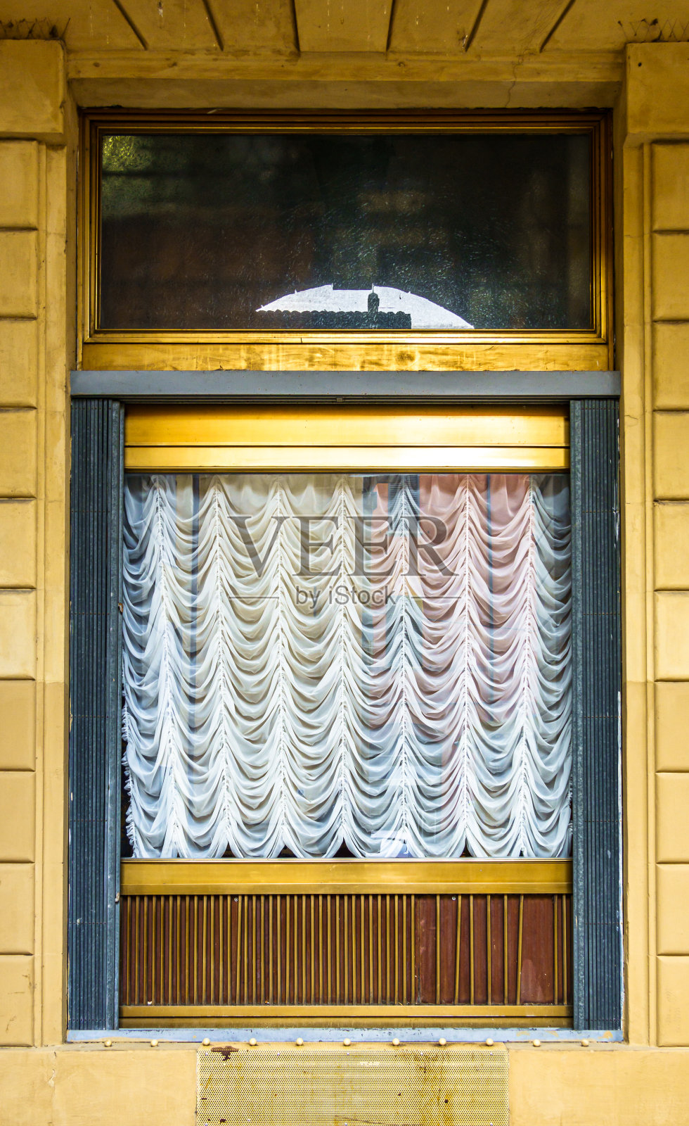 正面的旧窗户照片摄影图片