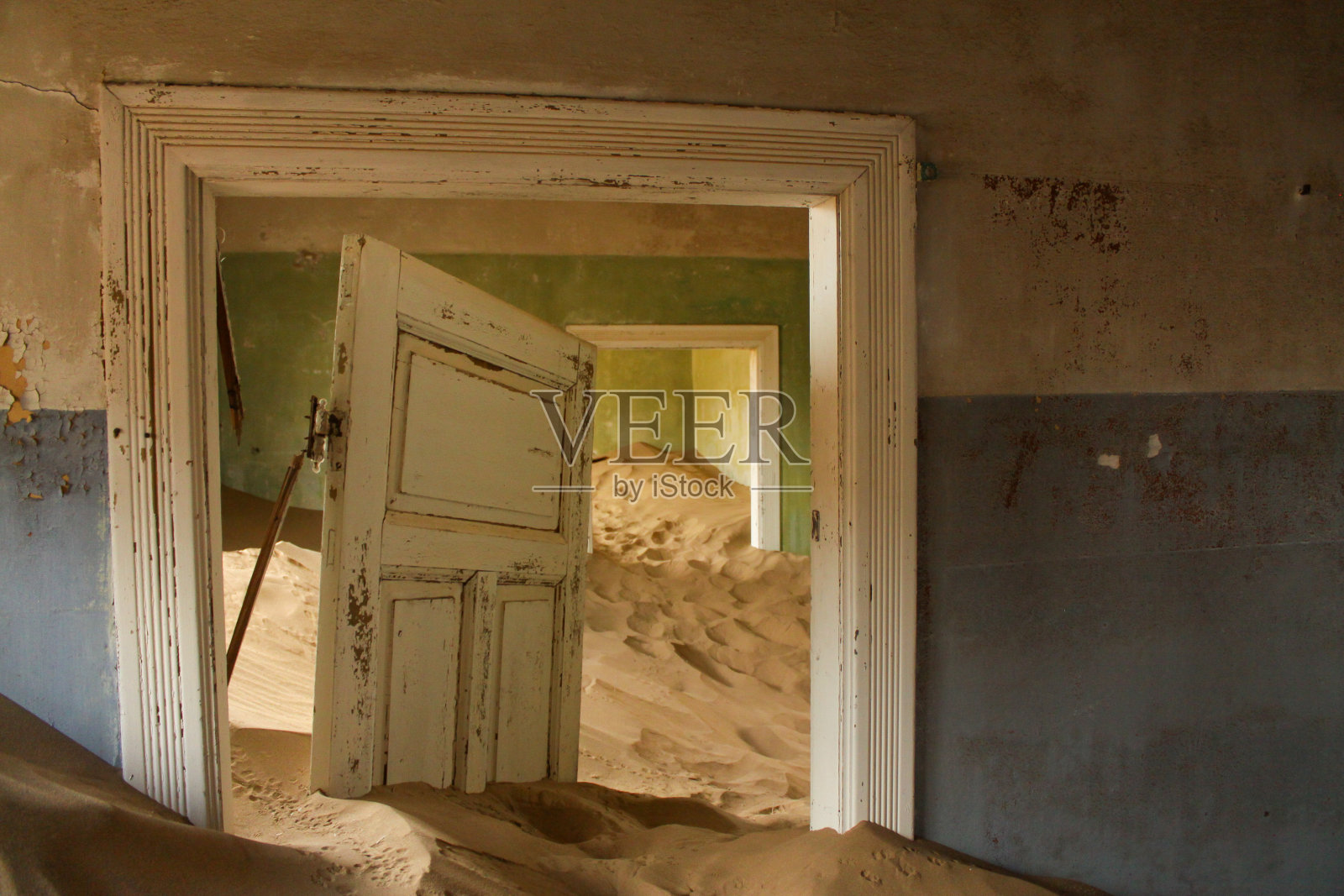 卡曼斯科普的废墟门口被沙子覆盖。照片摄影图片