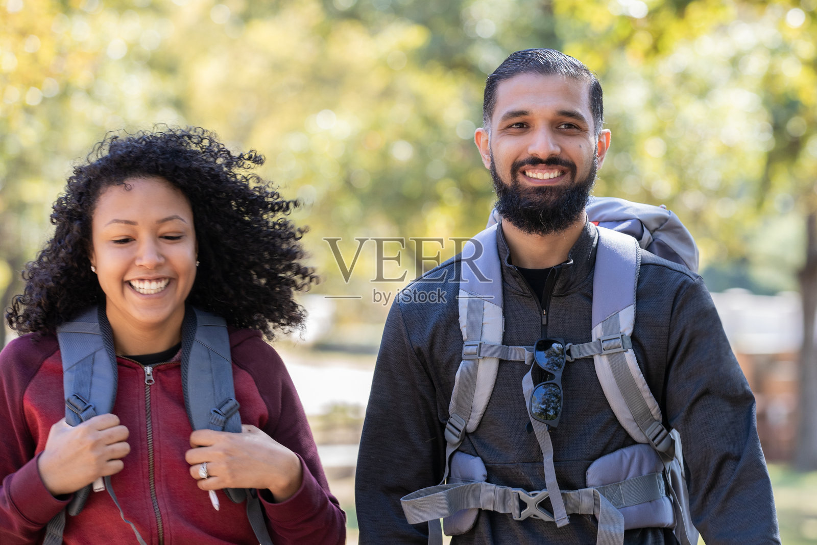 中东男子与妻子在野外徒步旅行照片摄影图片