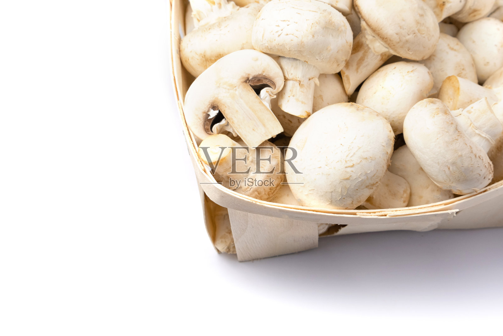 新鲜的冠军在一个篮子孤立在白色的背景。照片摄影图片