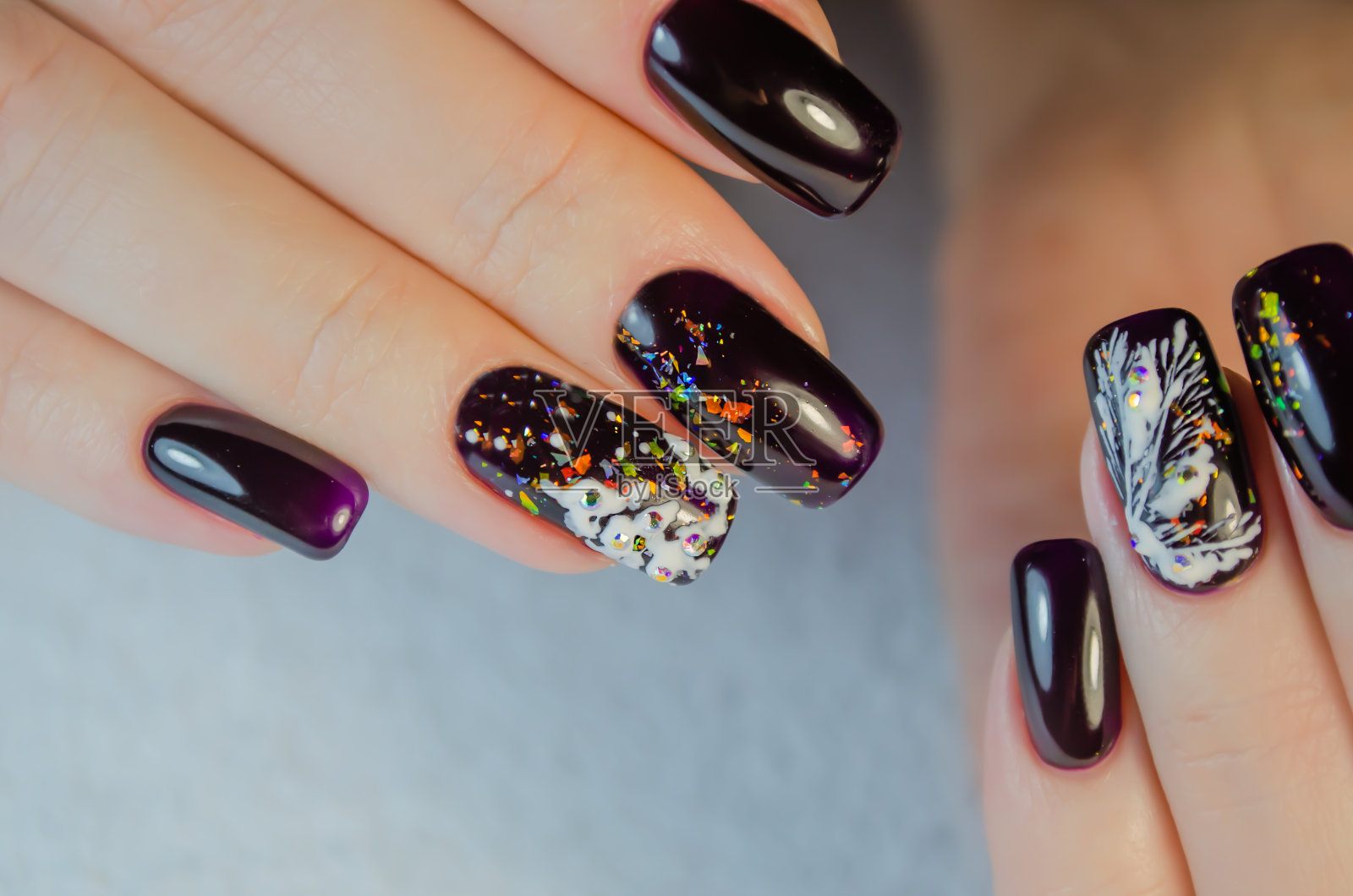 美甲为女性节日设计，新年和圣诞节的想法。照片摄影图片