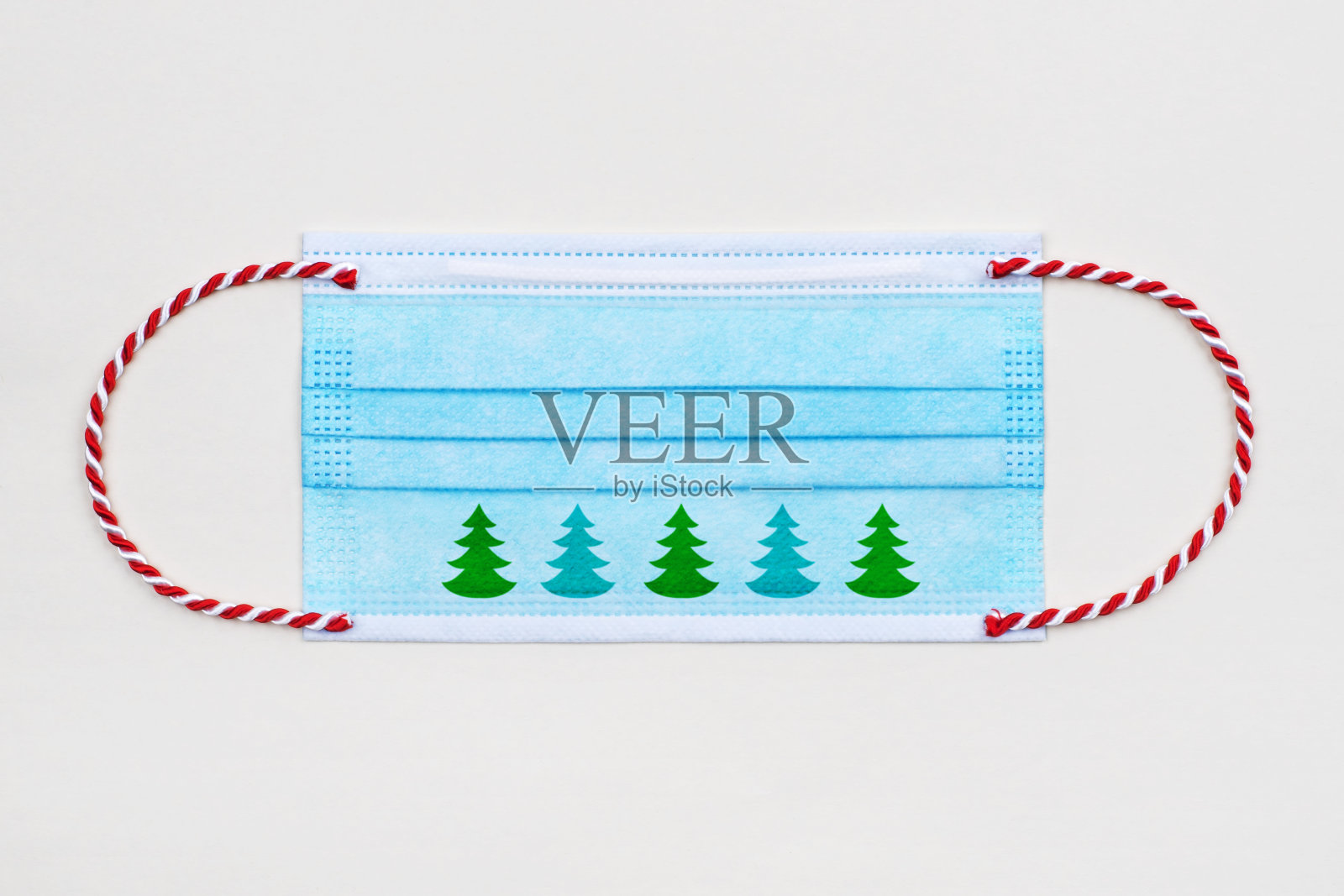 带圣诞树的医用面具照片摄影图片