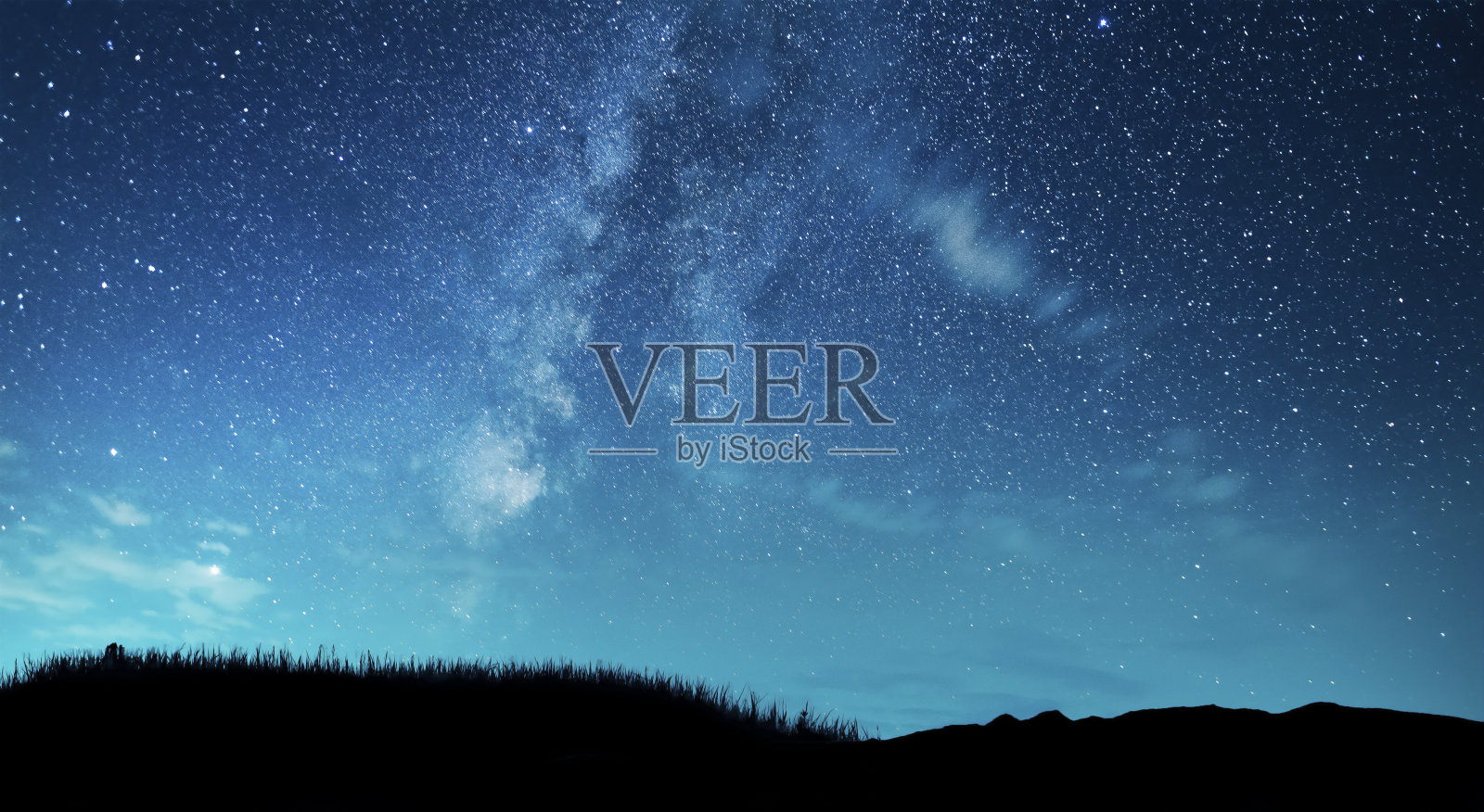 美丽的银河在星空上的山影。夜间摄影天文壁纸。照片摄影图片