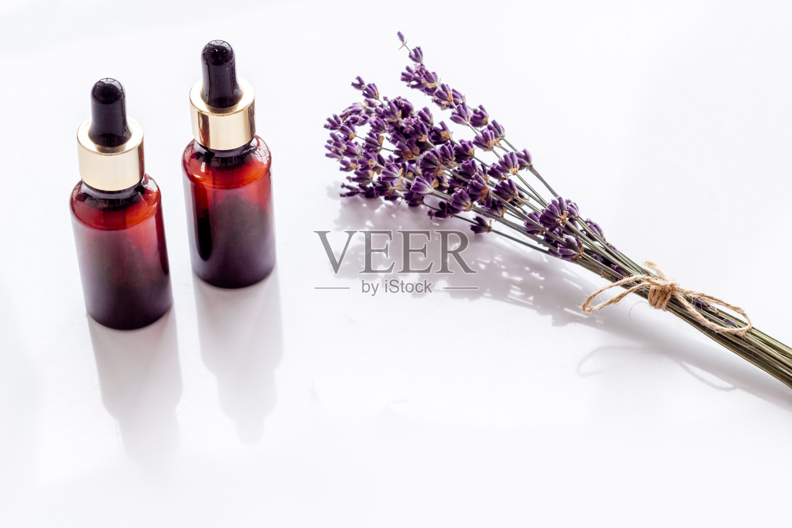 一套薰衣草美容产品与水疗美容精油和草药照片摄影图片