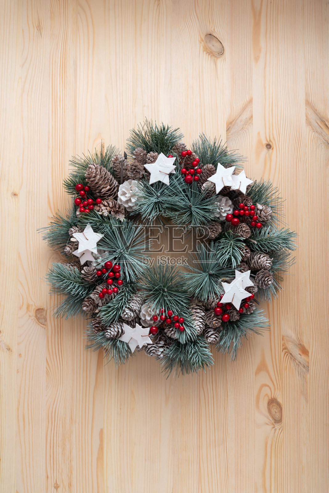 圣诞花环轻木制背景。圣诞节的模式。垂直框架照片摄影图片