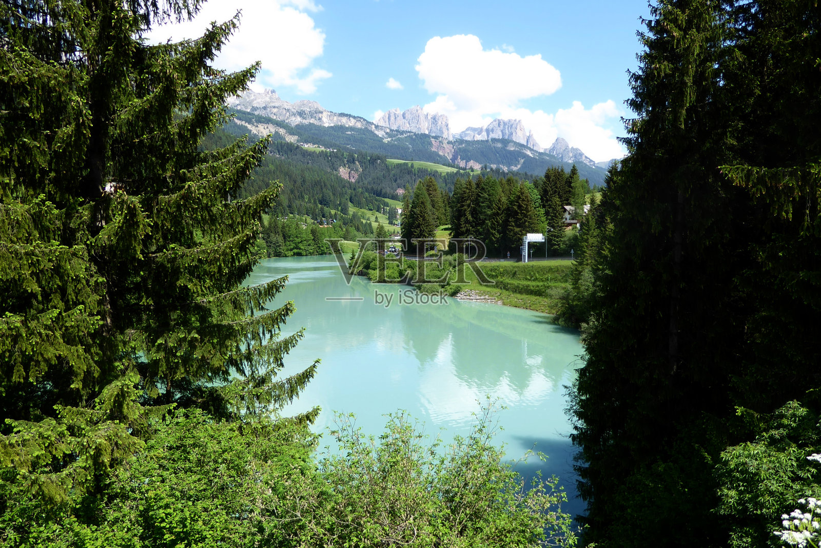 风景秀丽的意大利北部绿湖和高山树木俯瞰三姐妹、白云石山照片摄影图片