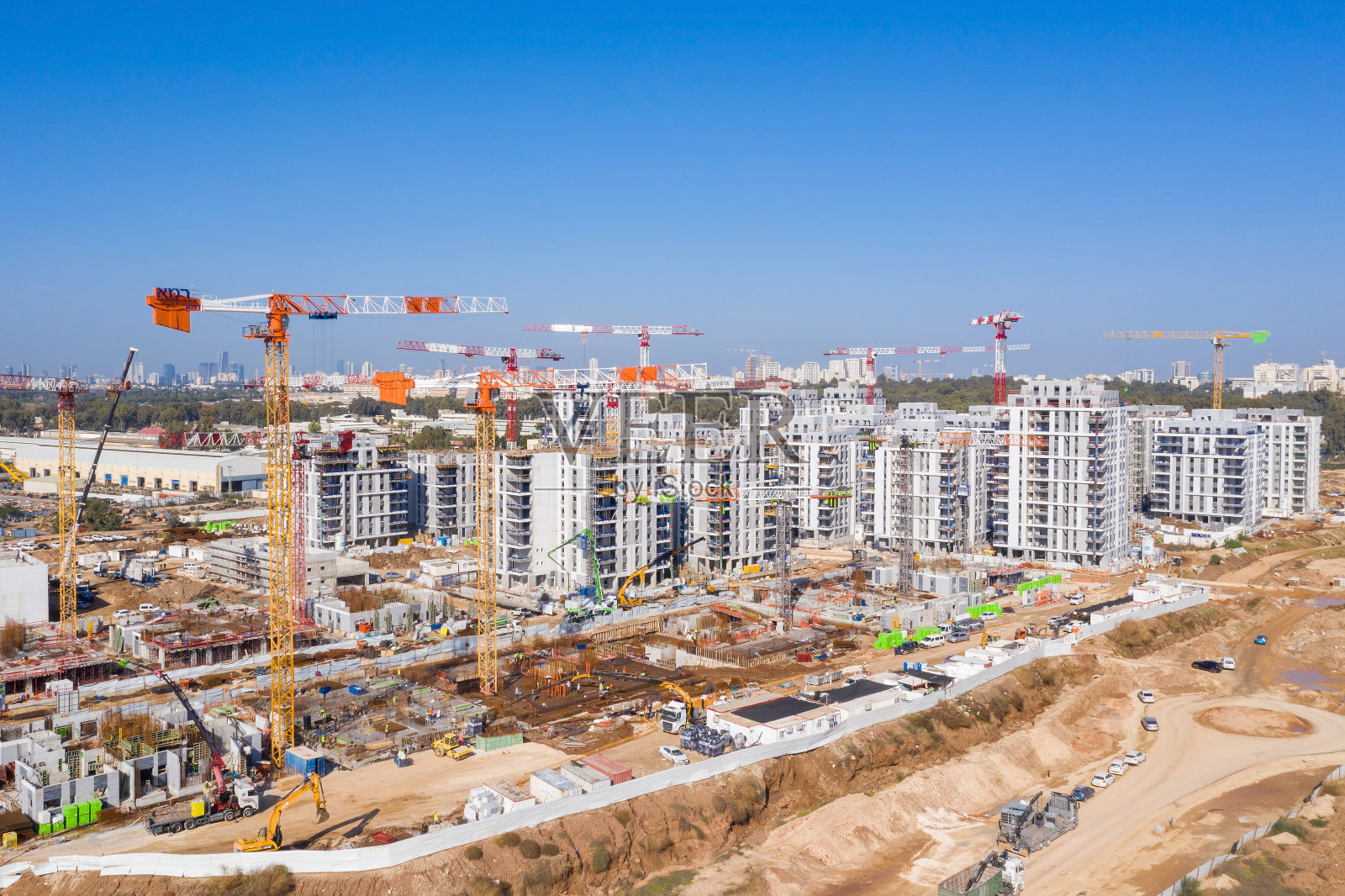 带起重机的住宅建筑工地和在建建筑照片摄影图片