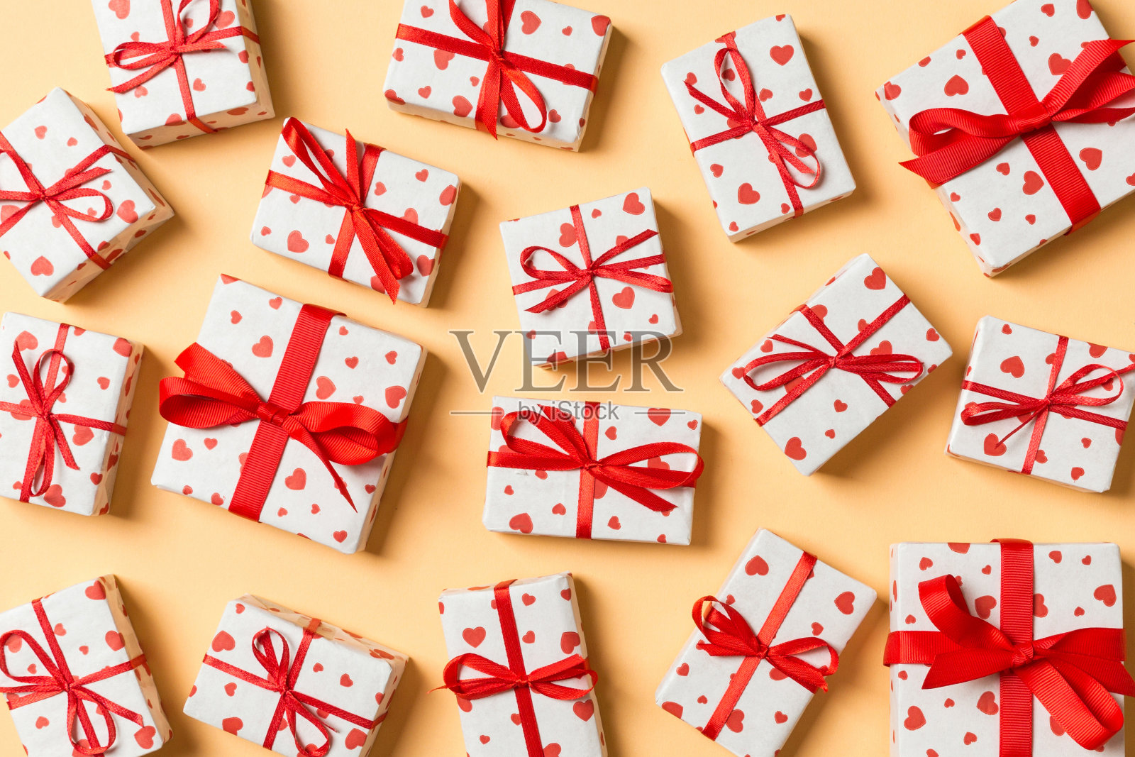 这是一款以彩色背景为背景的白色节日礼盒。情人节的概念照片摄影图片