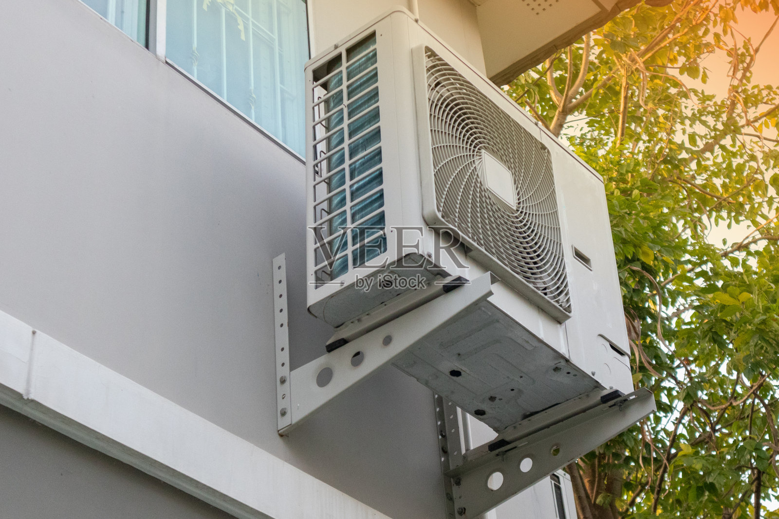 关闭墙上的空压机照片摄影图片