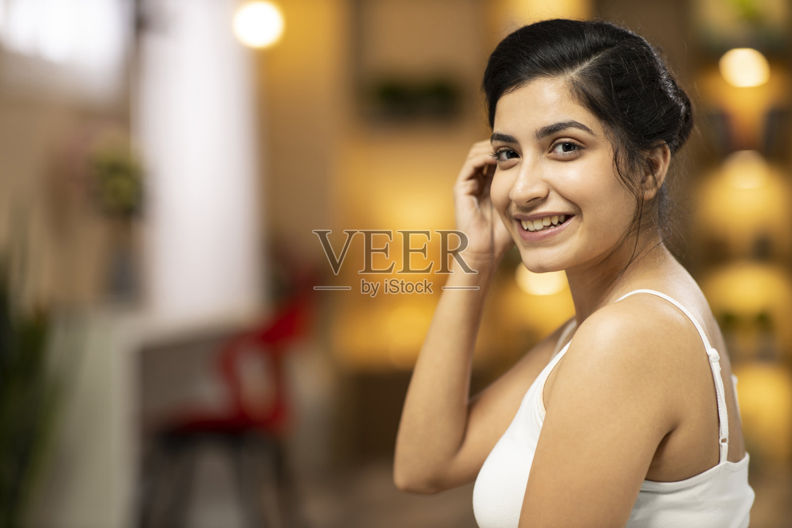 一个年轻女人的肖像与美丽的微笑股票照片照片摄影图片