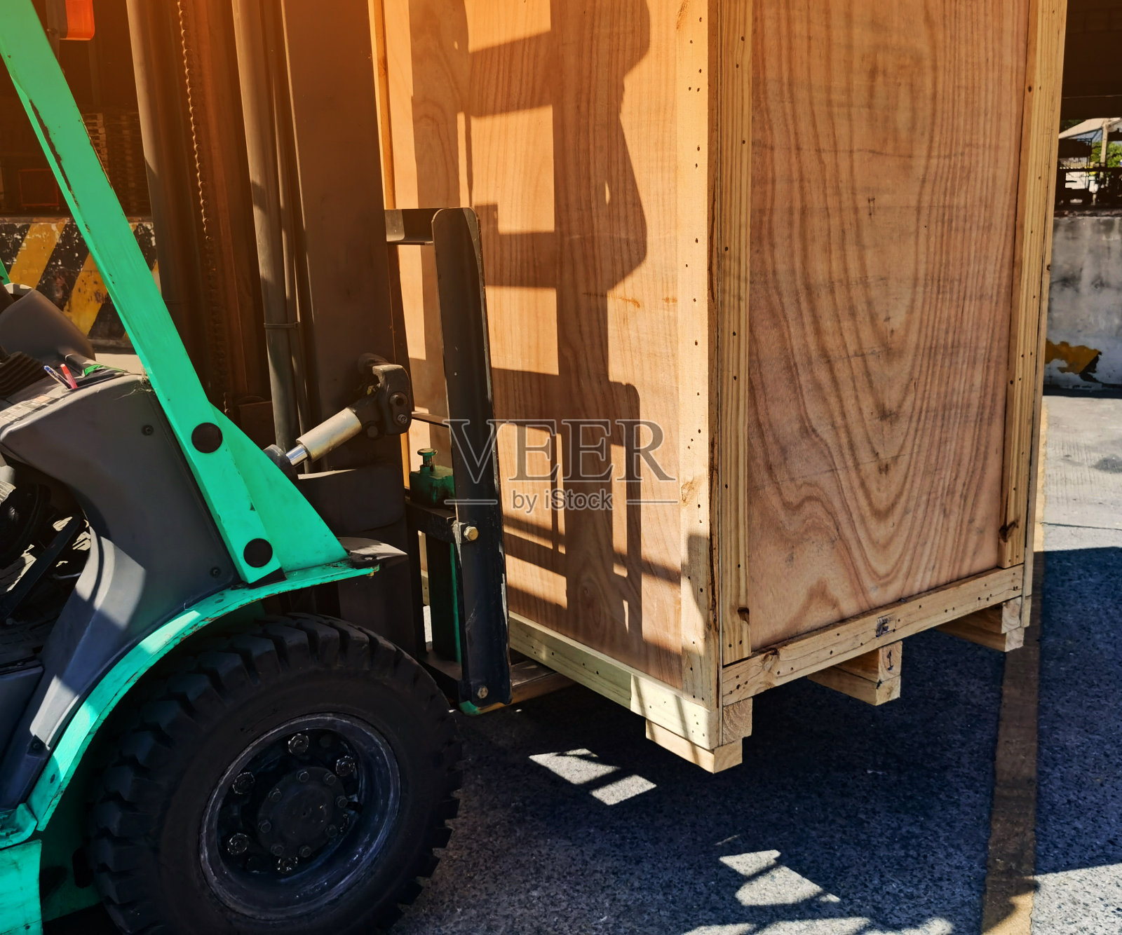 工人驾驶叉车在装卸码头用木托盘装载货物，从集装箱卡车到仓库货物储存在货运物流，运输工业，交付照片摄影图片