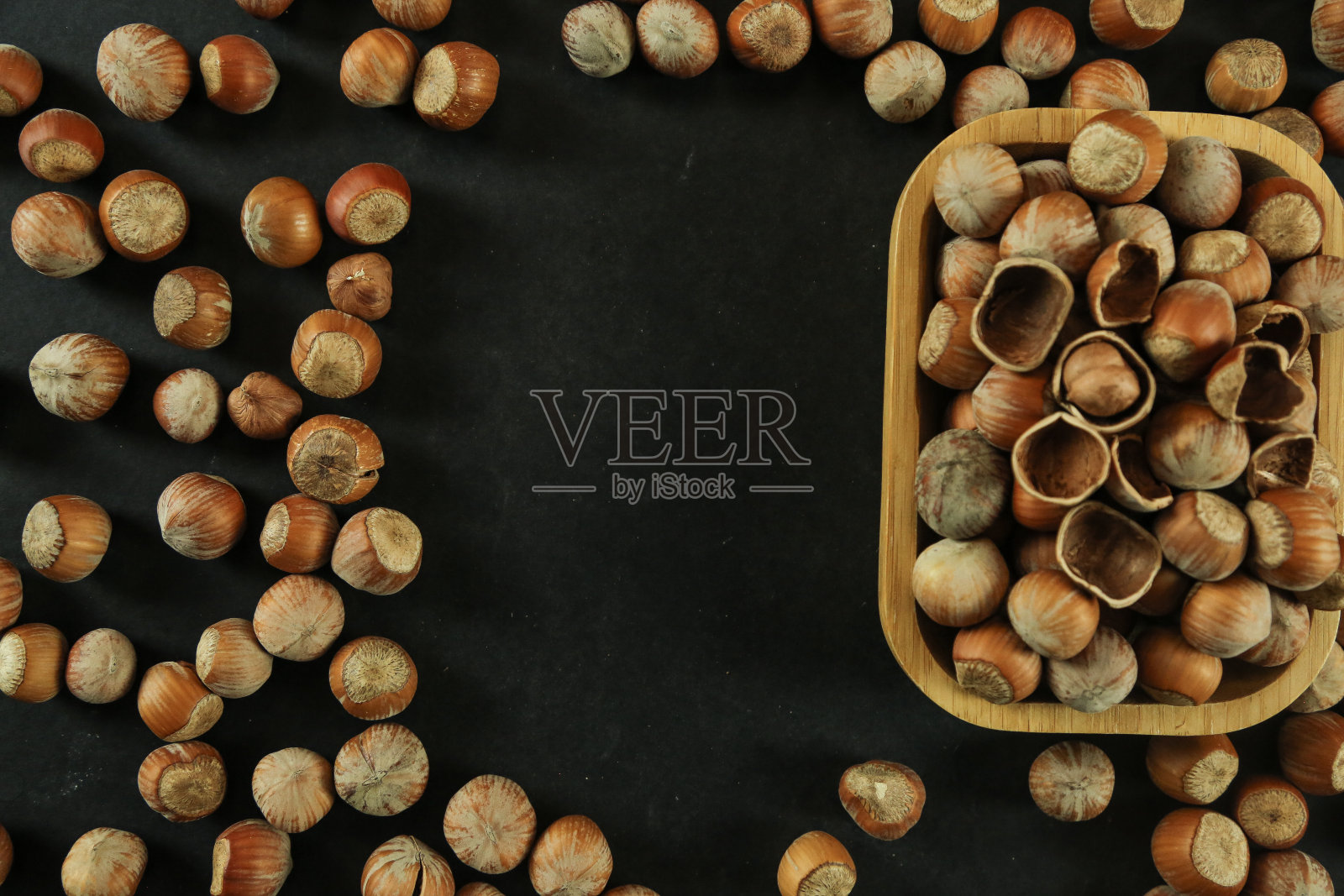 木制背景上的榛子。一堆榛子。食物的健康有好处照片摄影图片