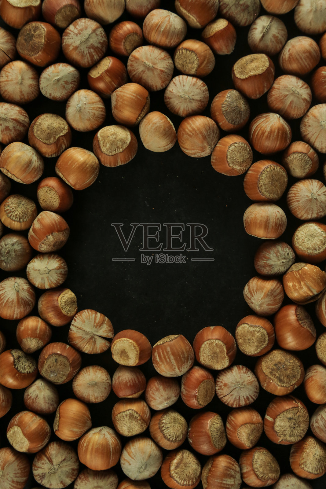 木制背景上的榛子。一堆榛子。食物的健康有好处照片摄影图片