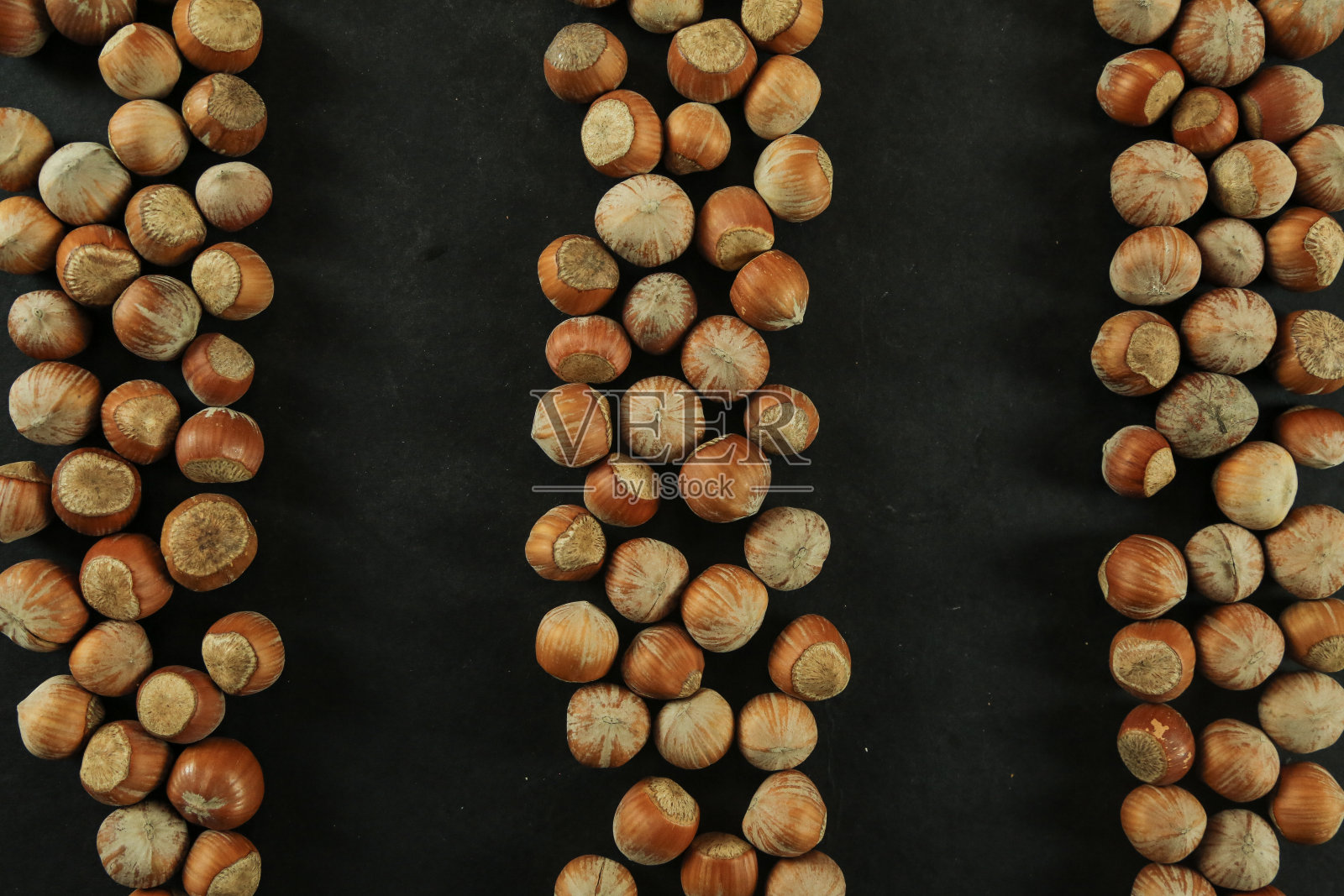 木制背景上的榛子。一堆榛子。食物的健康有好处照片摄影图片