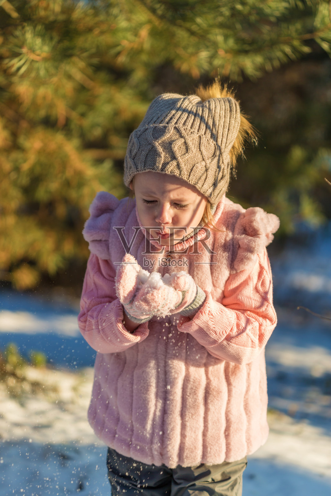 小女孩在冬天的森林里玩雪。快乐的童年。冬季欢乐假期概念照片摄影图片