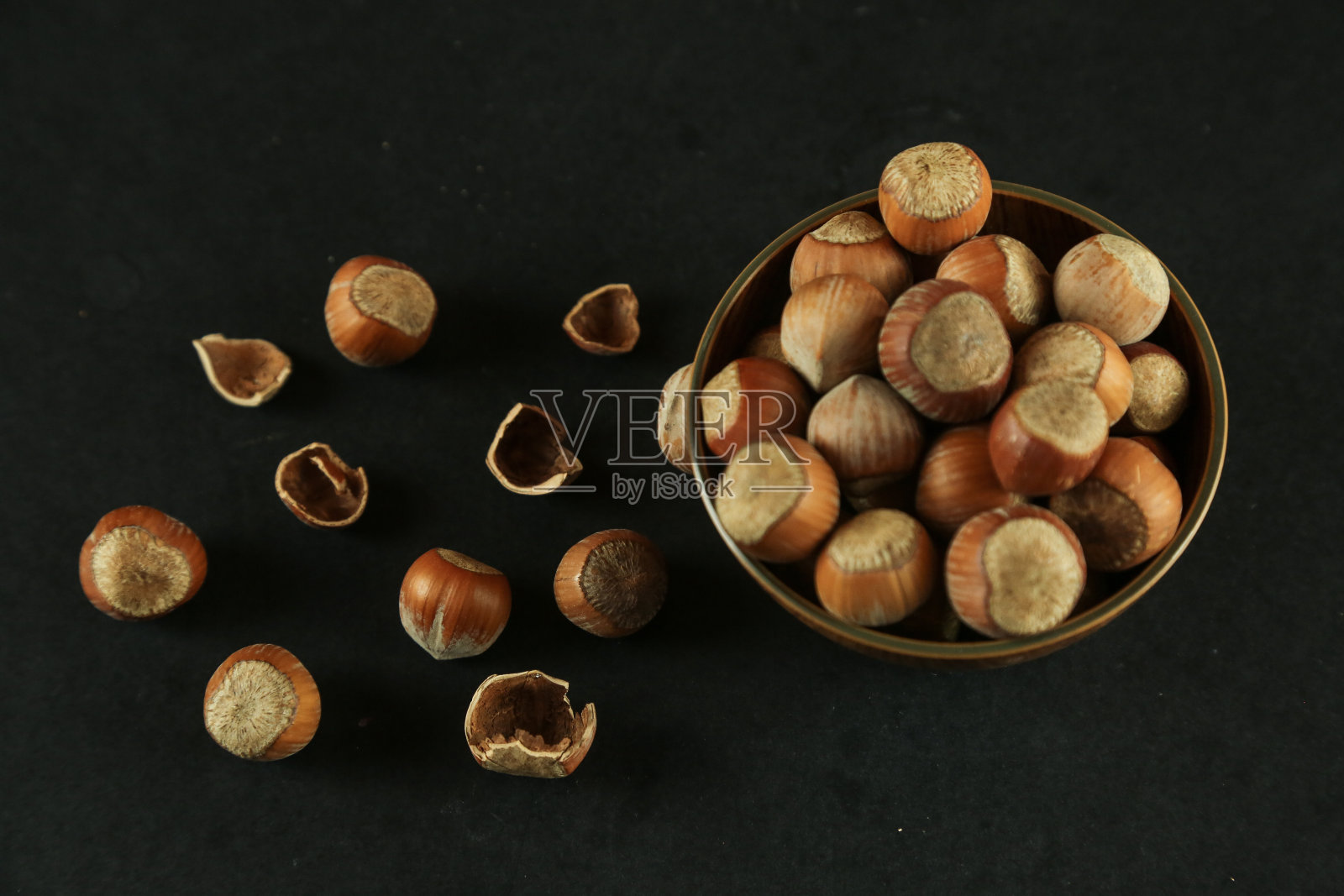 木制背景上的榛子。一堆榛子。食物的健康有好处照片摄影图片