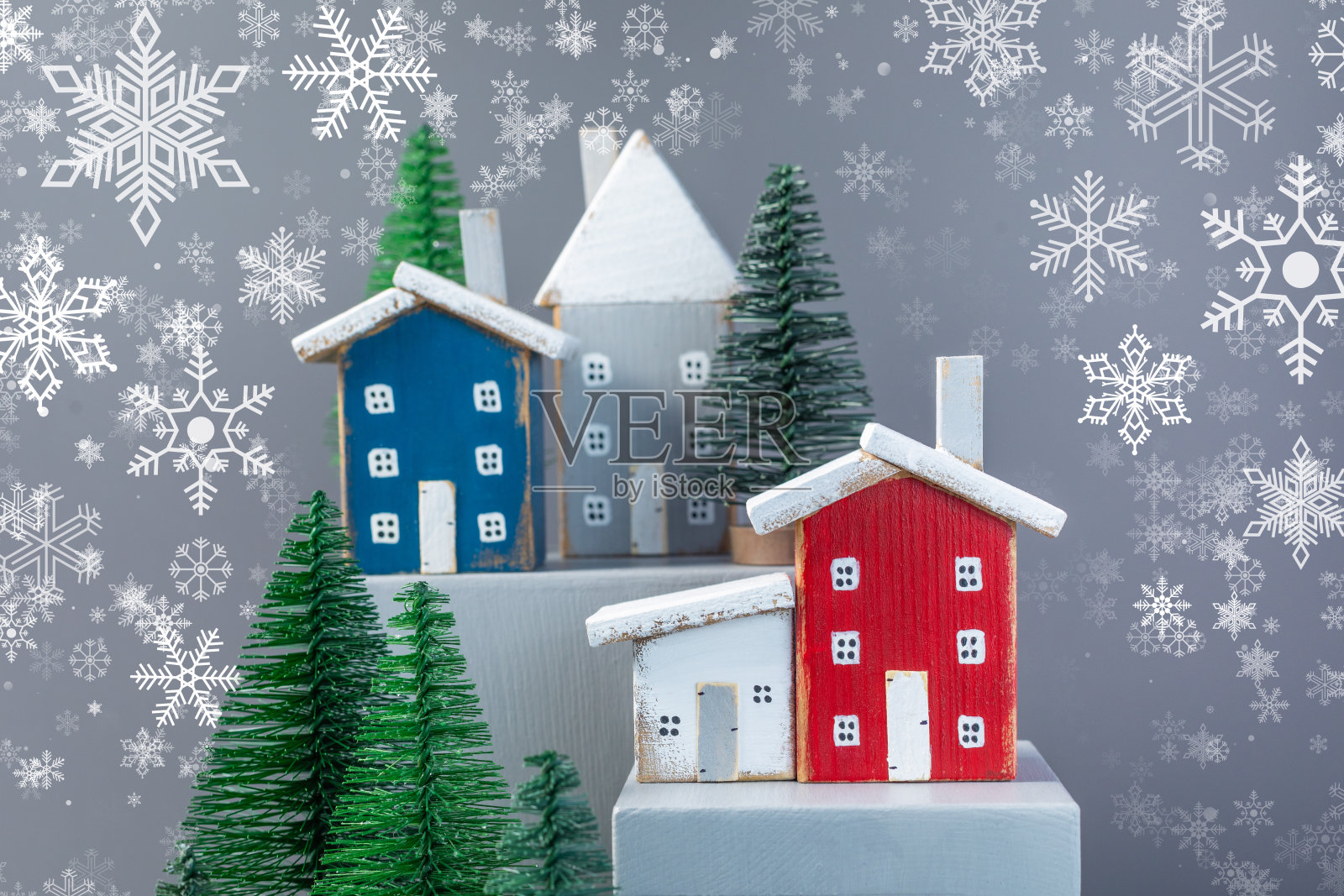 微型圣诞木屋冬季村的灰色背景，色调照片摄影图片