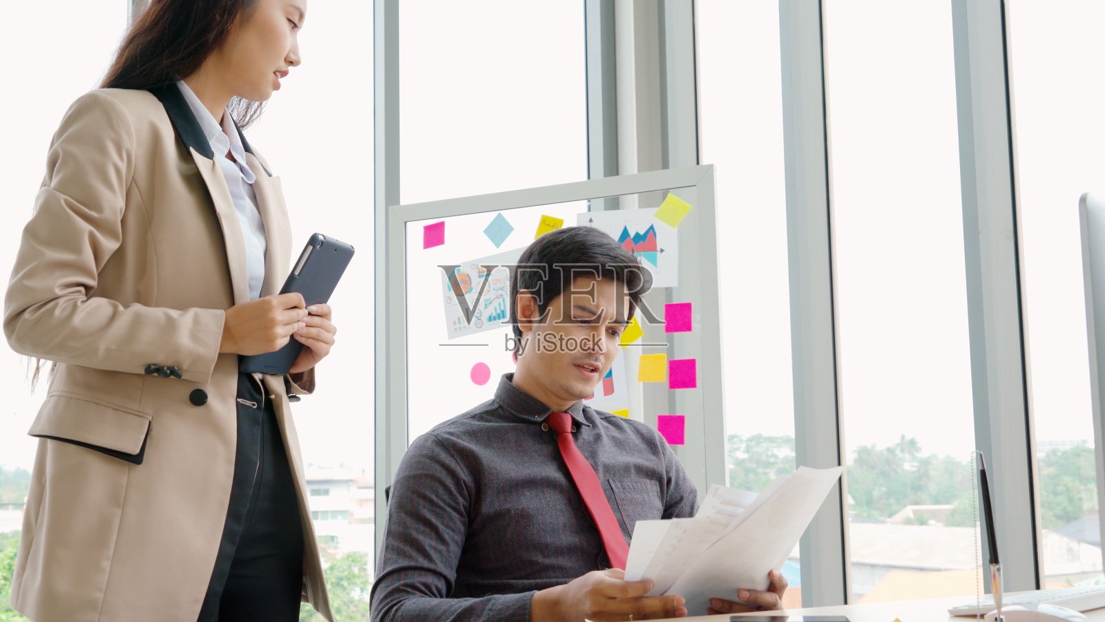 不开心的商务人士在办公室争论工作问题照片摄影图片