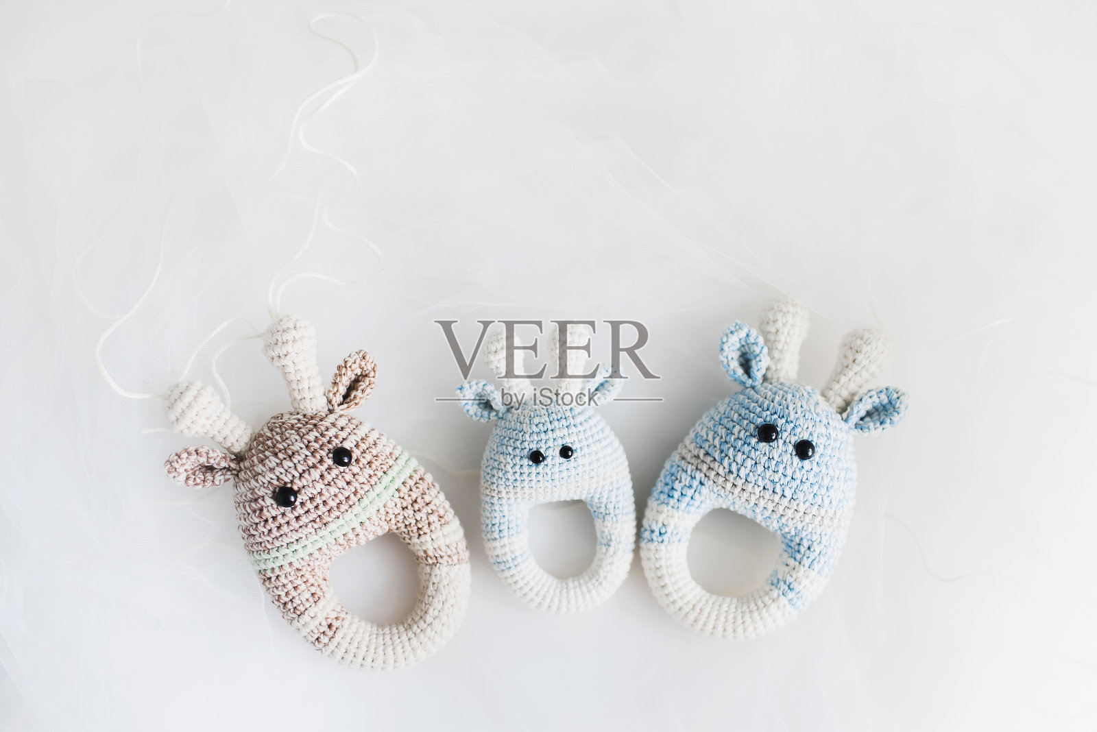 简单的针织婴儿玩具在白色的背景。照片摄影图片