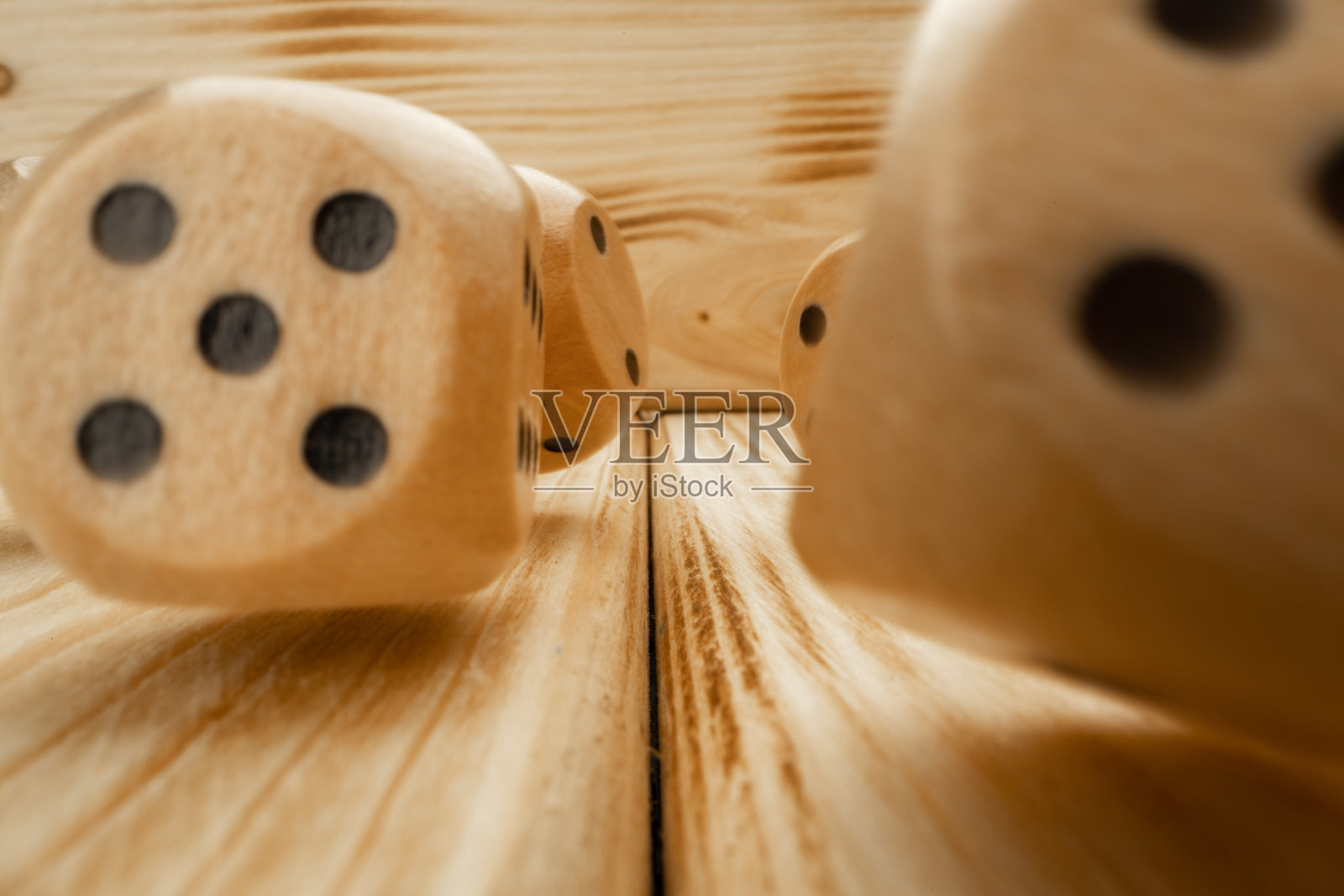 木制骰子抛在木制背景近距离照片摄影图片