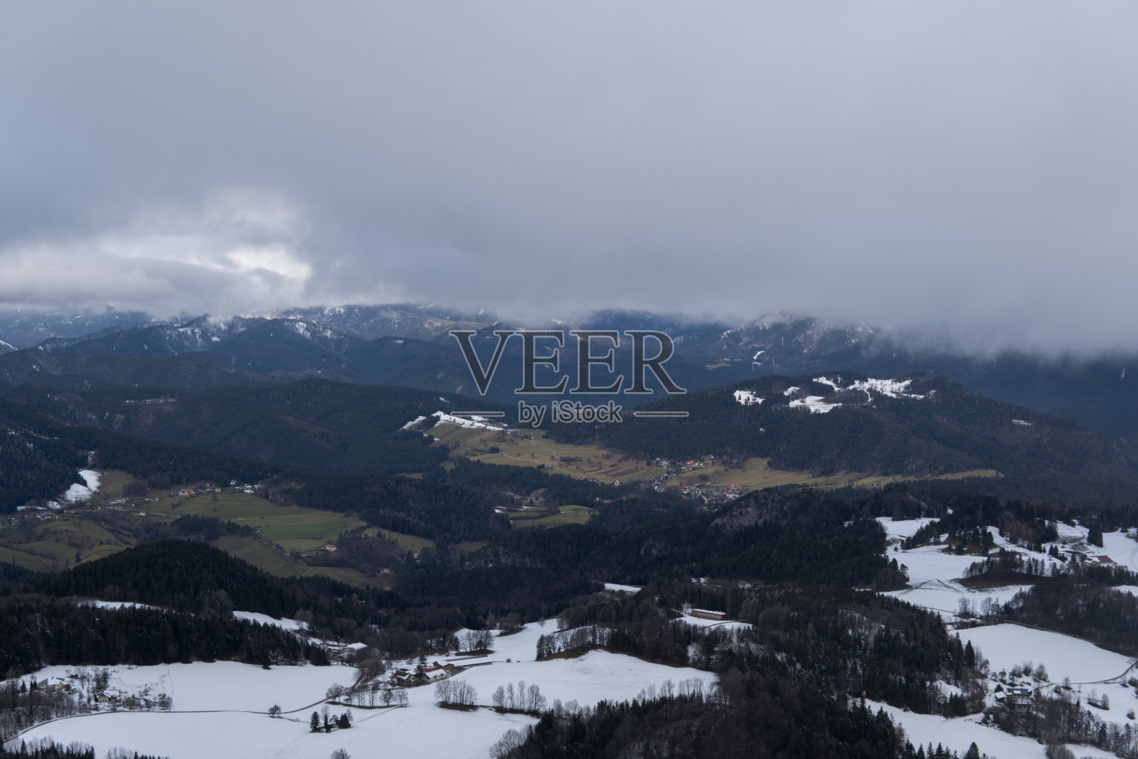 冬季森林和山景照片摄影图片