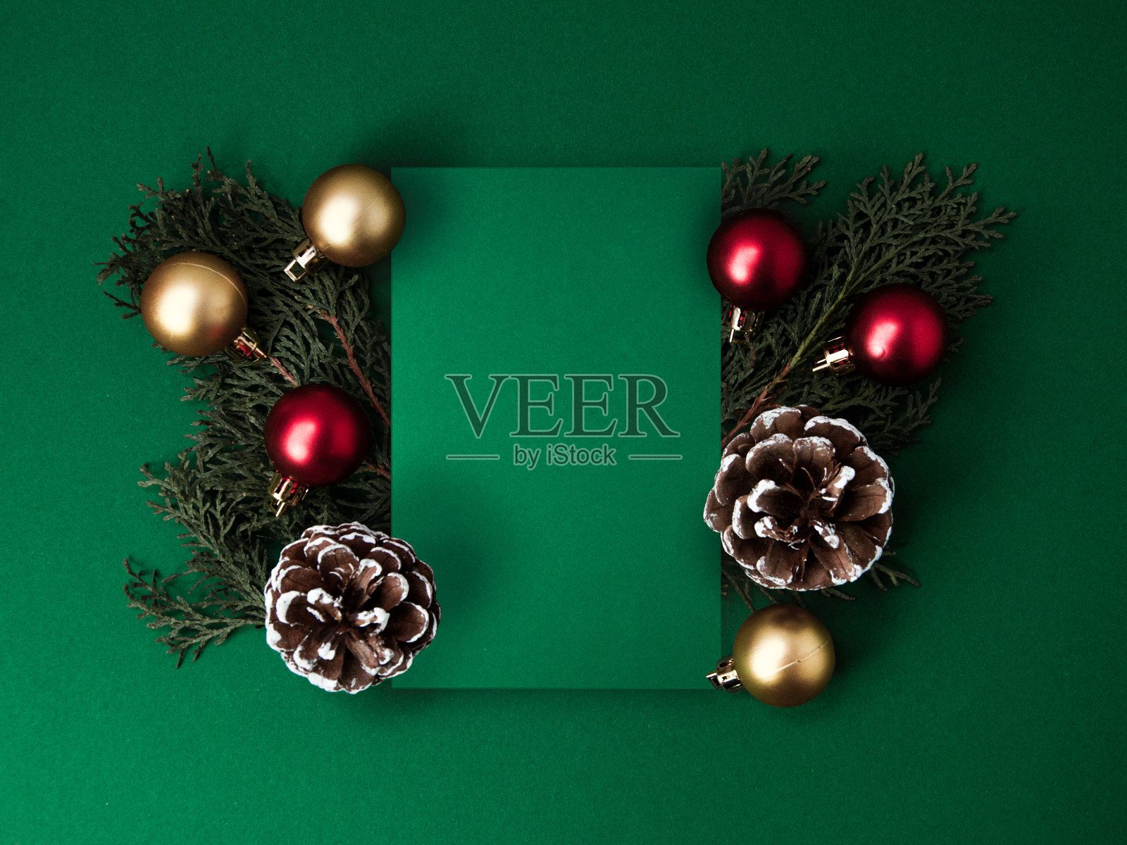 新年和圣诞节组成的圣诞装饰品，小玩意和松果在绿色背景与拷贝空间，平lay，俯视图照片摄影图片