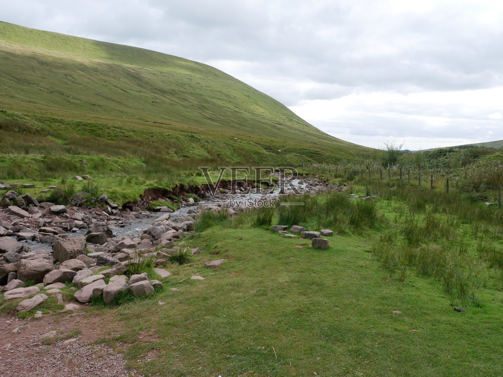 山脚下有小溪照片摄影图片