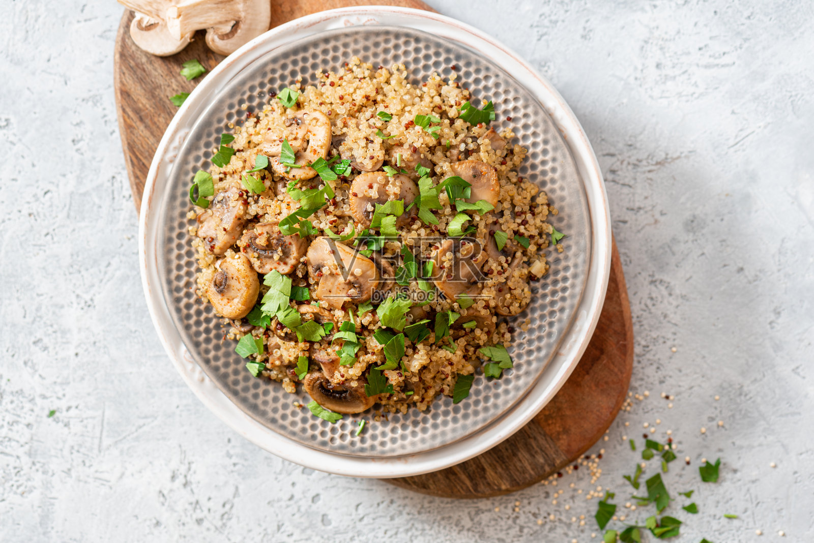 奎奴亚藜与蘑菇炖在一个盘子在一个灰色的混凝土背景俯视图照片摄影图片