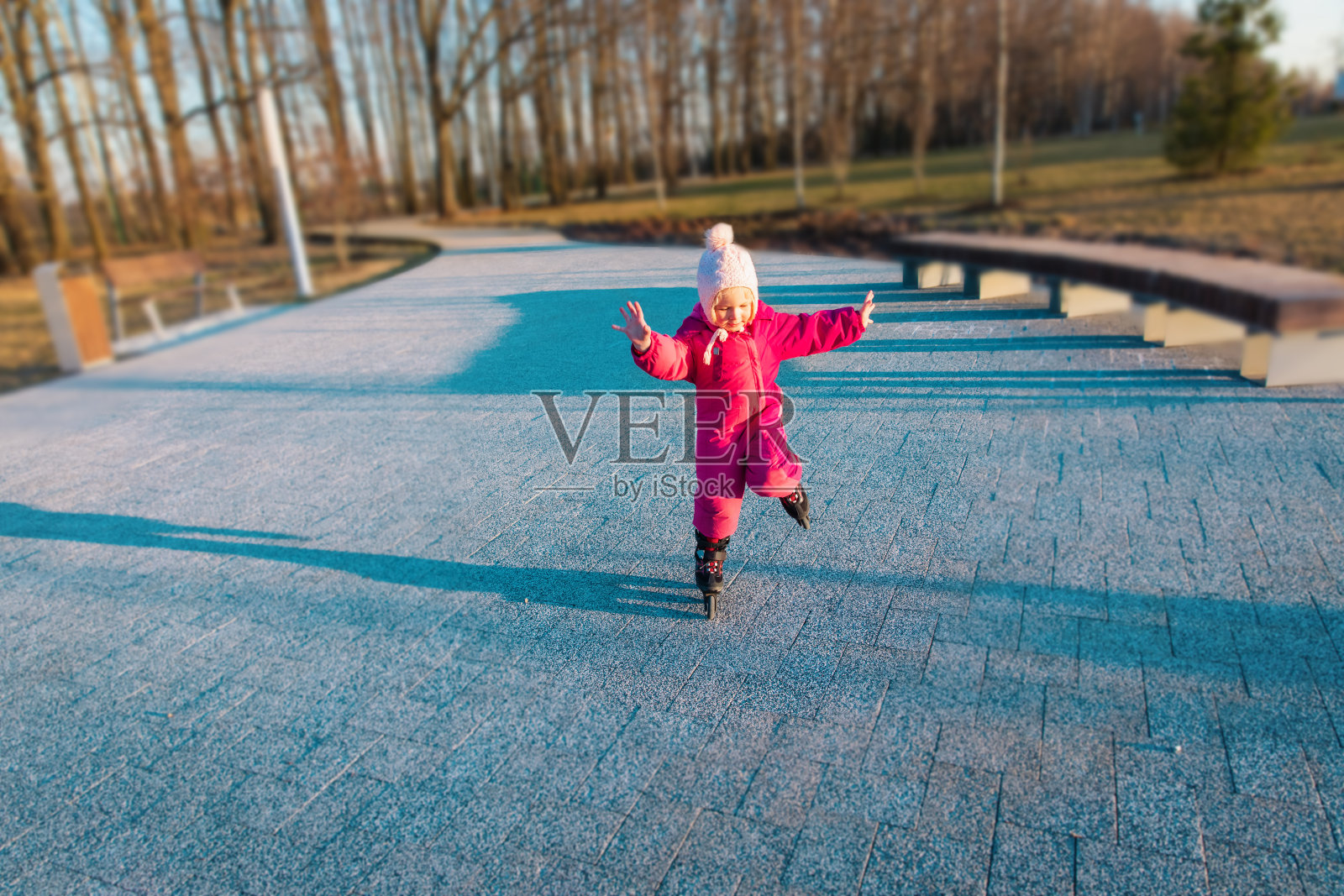 小女孩在外面学习滑旱冰的技巧照片摄影图片