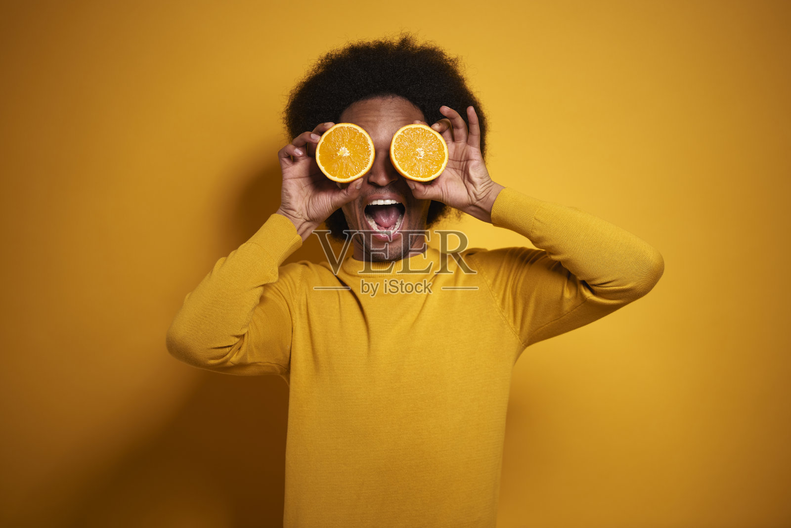 非洲人，眼睛上有橙色的一半照片摄影图片