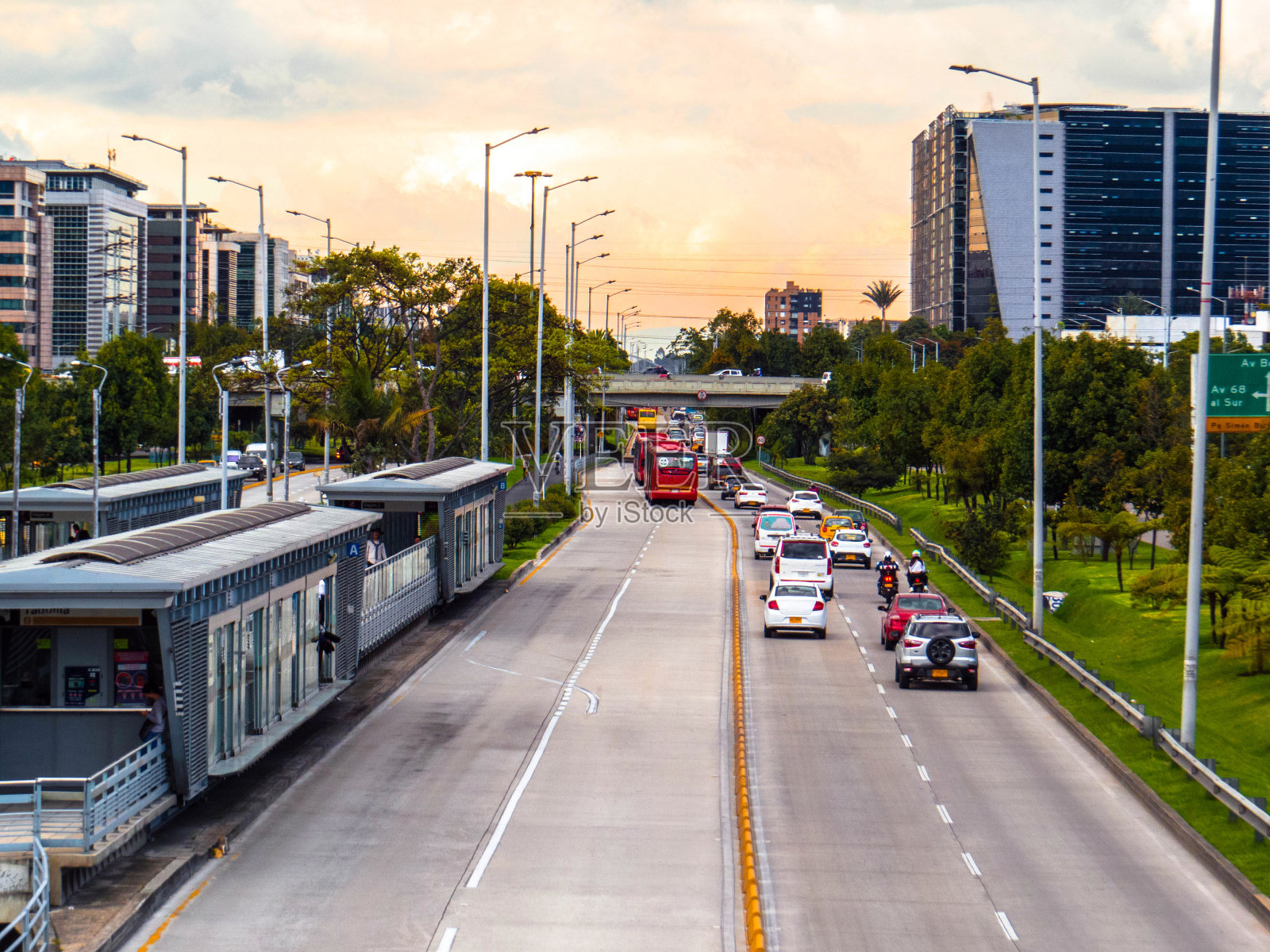 位于哥伦比亚波哥大的大街，背景是建筑物照片摄影图片