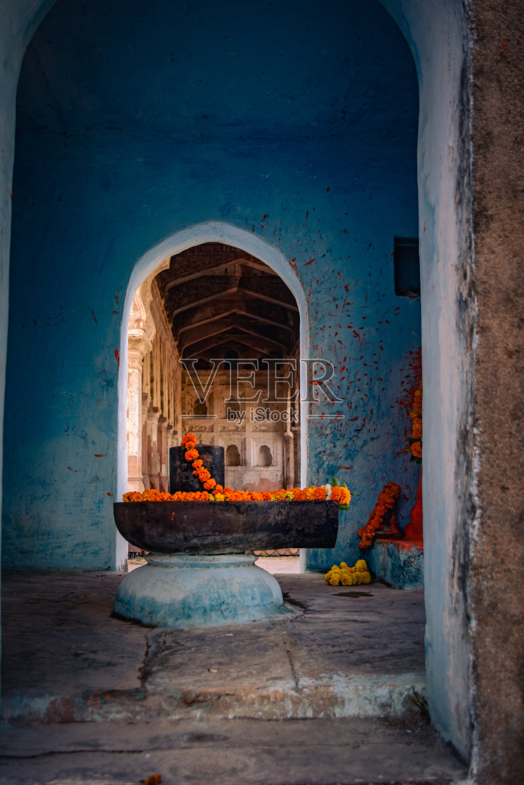 一个古老的湿婆林甘姆坐落在印度中央邦的奥恰要塞内。照片摄影图片