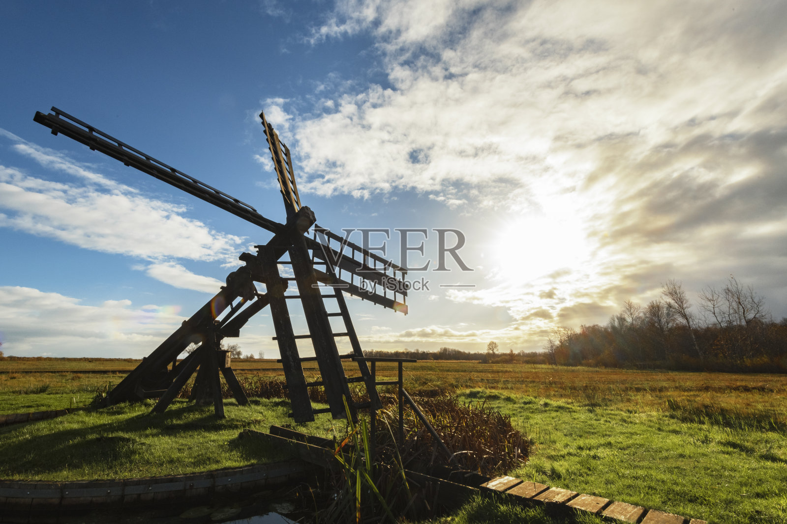 韦尔里宾自然保护区的一个风车上的夕阳照片摄影图片