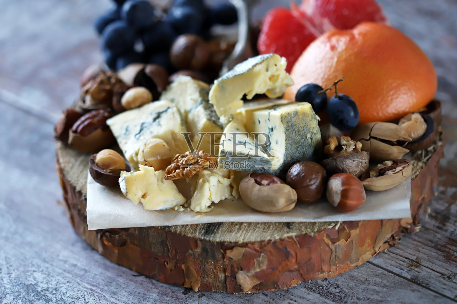 蓝纹奶酪配水果和坚果。照片摄影图片