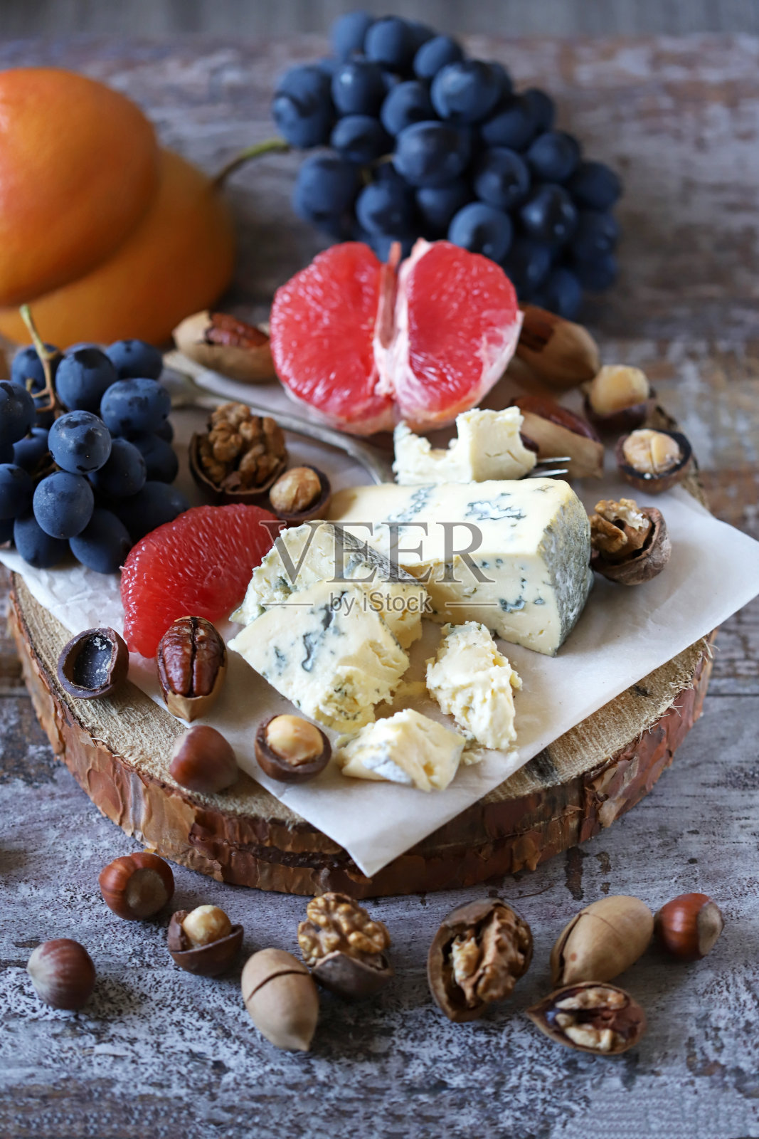 蓝纹奶酪配水果和坚果。照片摄影图片