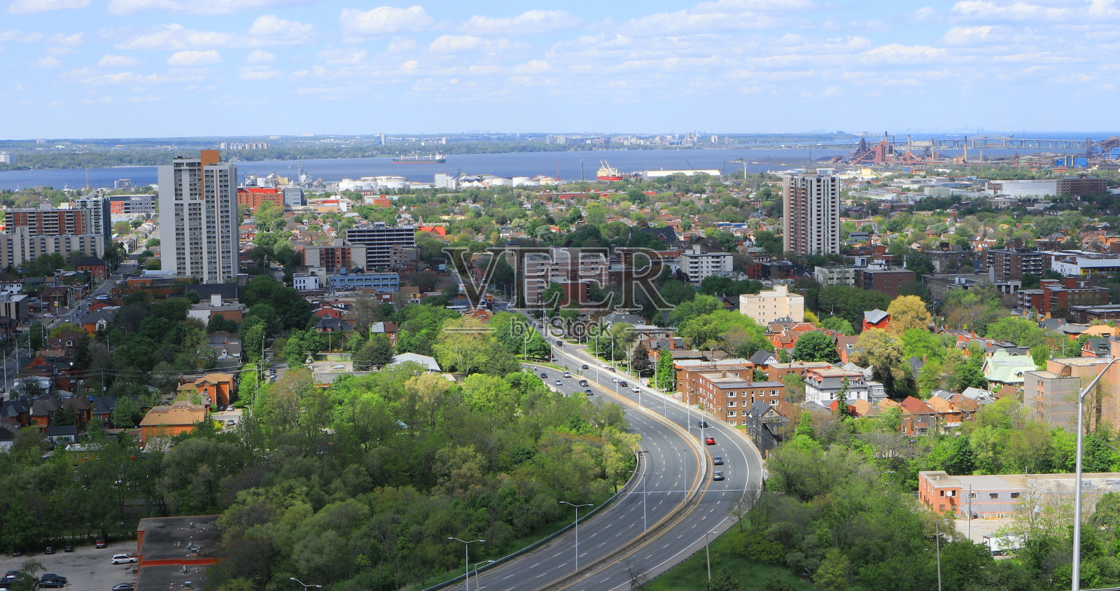 汉密尔顿，安大略高速公路在一个晴朗的日子照片摄影图片