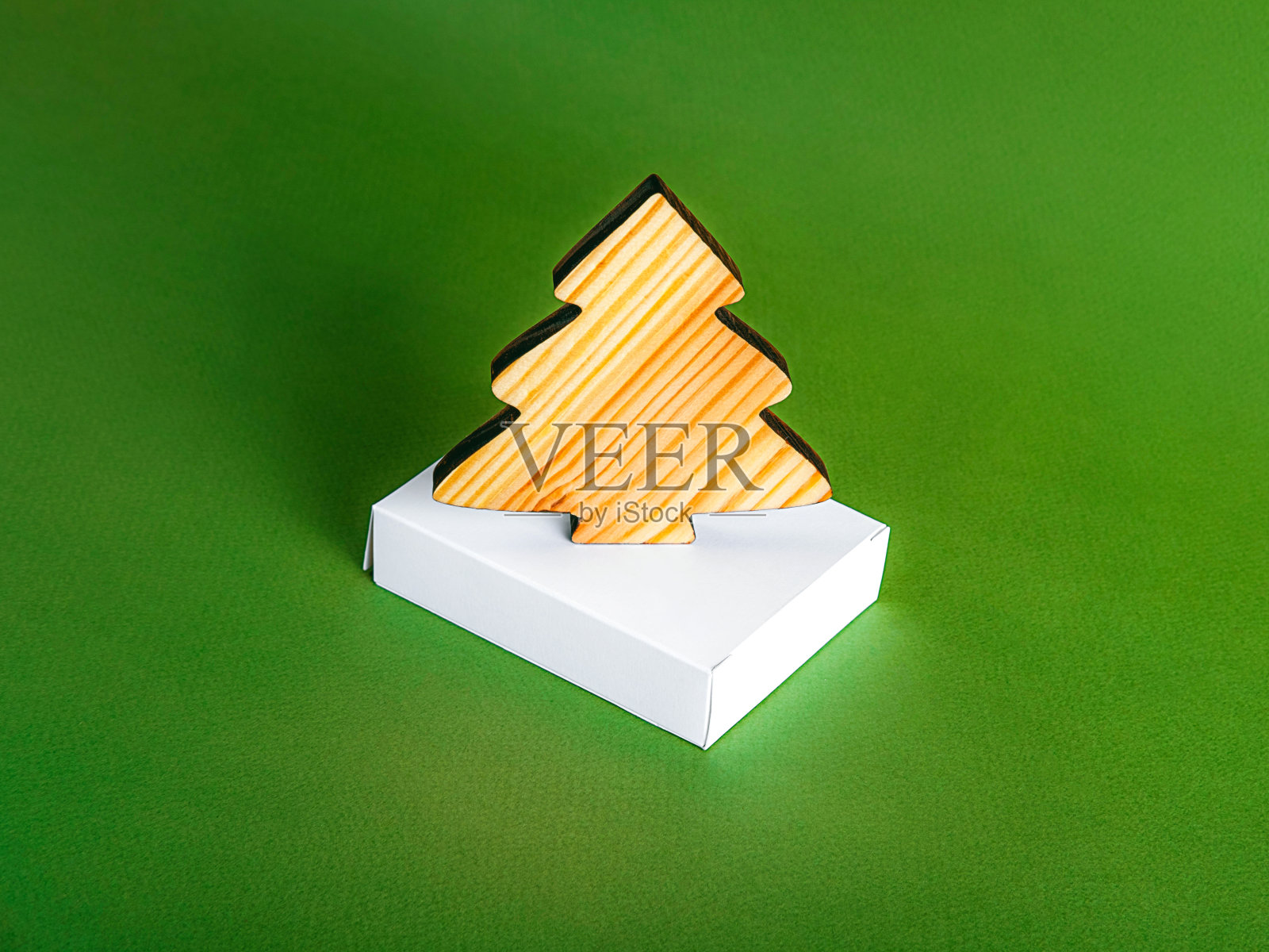 “零浪费”的新年理念作为绿色背景下的木冷杉树。照片摄影图片