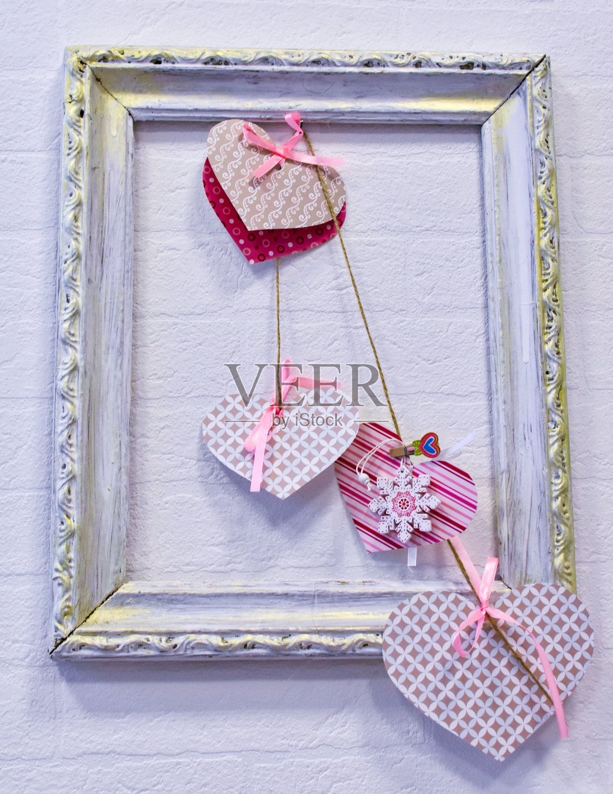 粉色的心在白色的框架里。爱的概念照片摄影图片