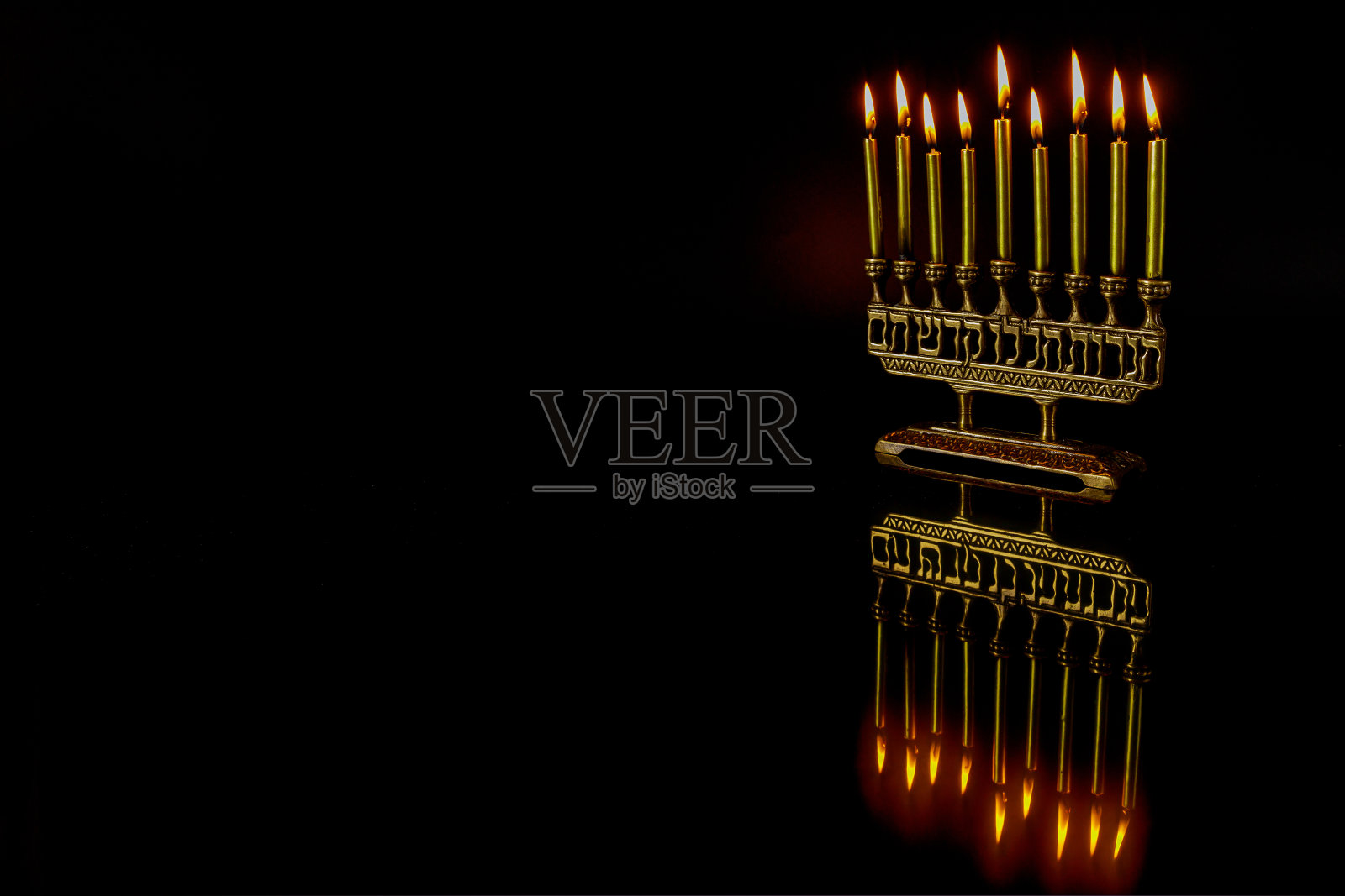 犹太光明节的烛台上点着蜡烛。照片摄影图片