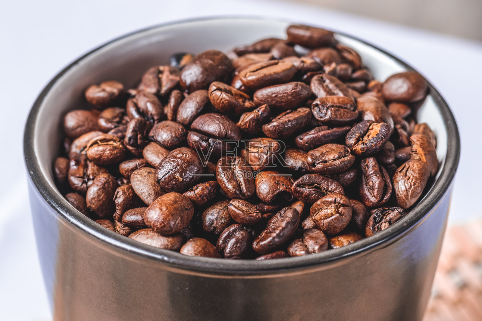 杯中装满咖啡粒照片摄影图片