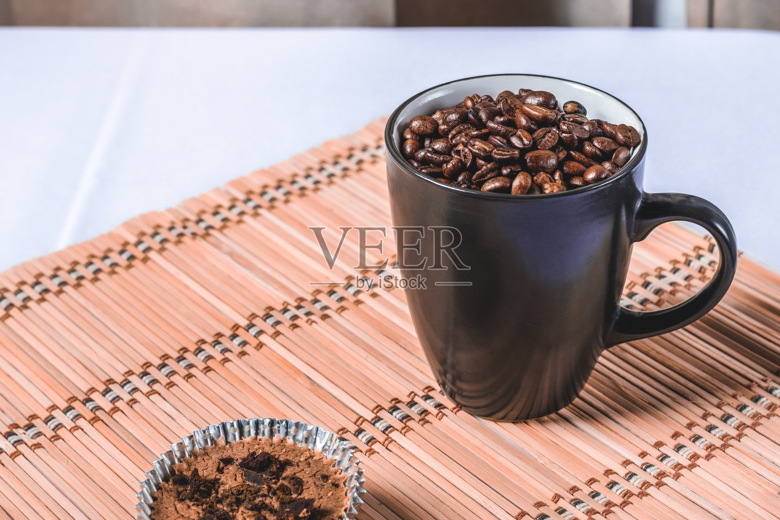 杯中装满咖啡粒照片摄影图片