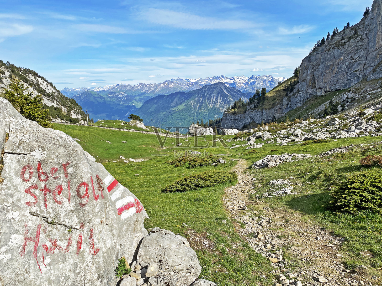 在皮拉图斯山脉的山峰和斜坡上的登山路标和标记，在Emmental阿尔卑斯山，Alpnach - Obwalden州，瑞士(Kanton Obwalden, Schweiz)照片摄影图片