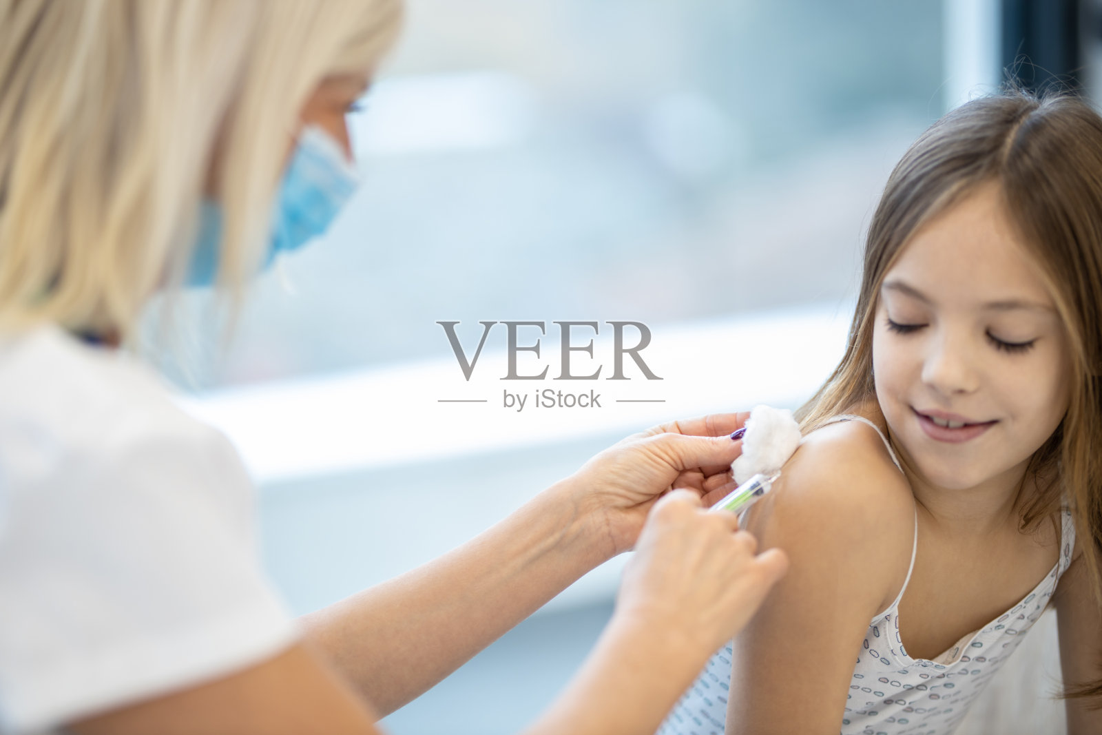 女医生给一个小女孩病人打针照片摄影图片