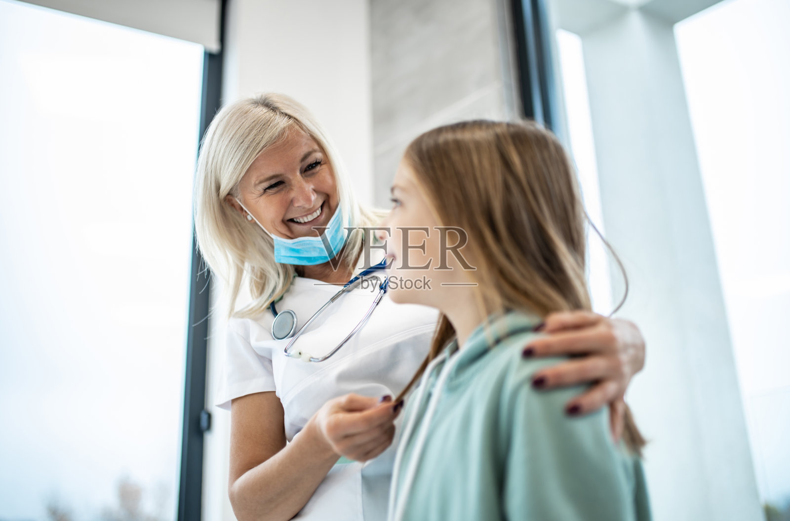 女医生与一个小女孩病人在医疗检查照片摄影图片
