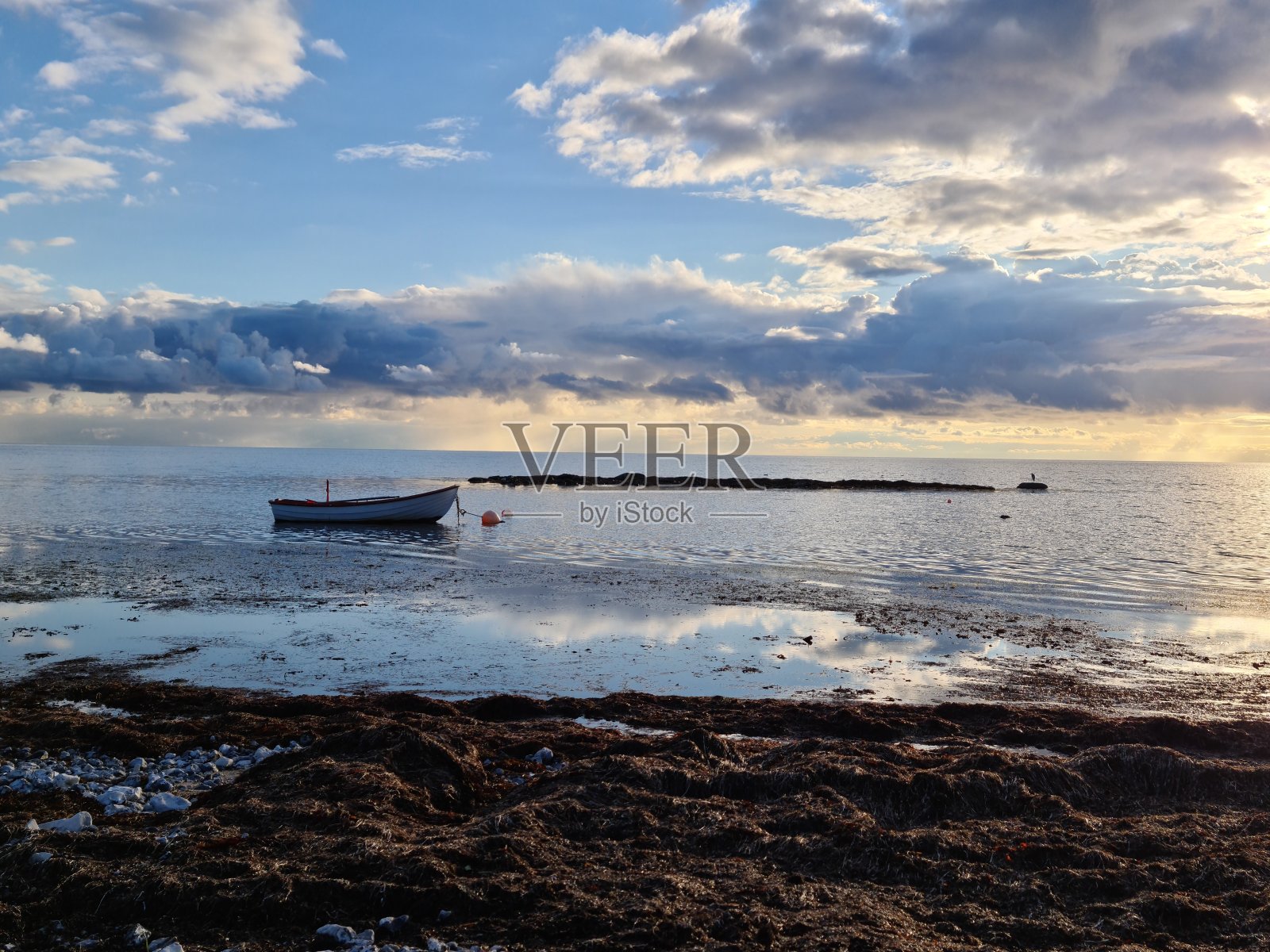 海岸边的渔船照片摄影图片