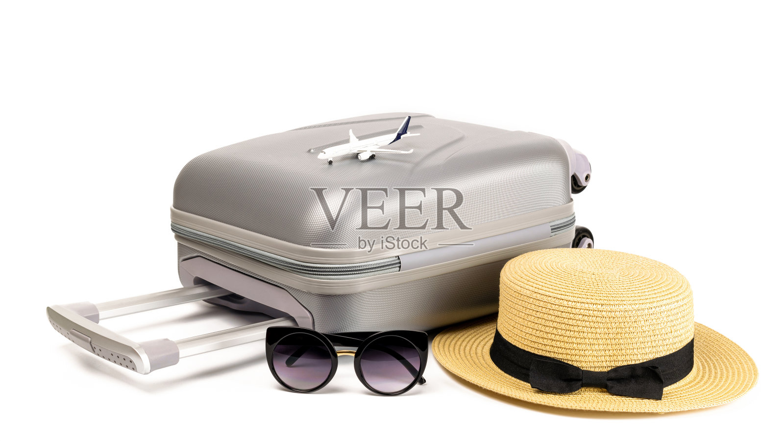 行李孤立。旅行配件手提箱，草帽，玩具飞机在最小的旅行度假概念孤立的白色背景。暑假与产品广告概念。照片摄影图片
