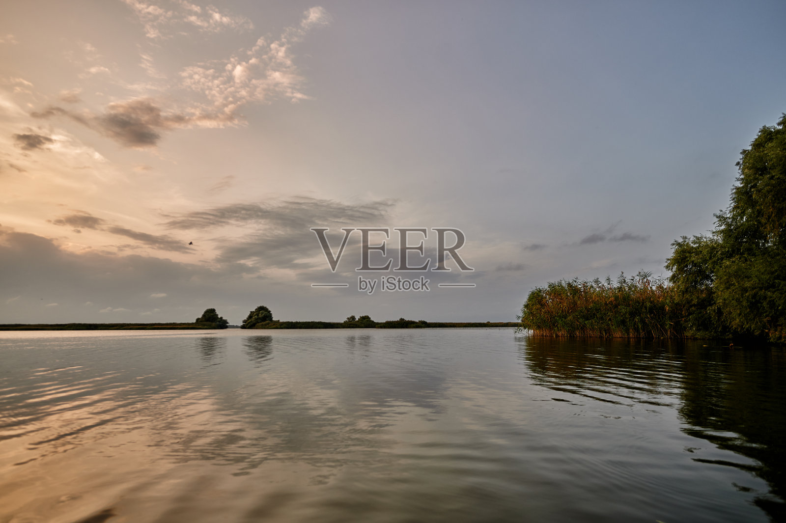 这个湖在日出的时候照片摄影图片