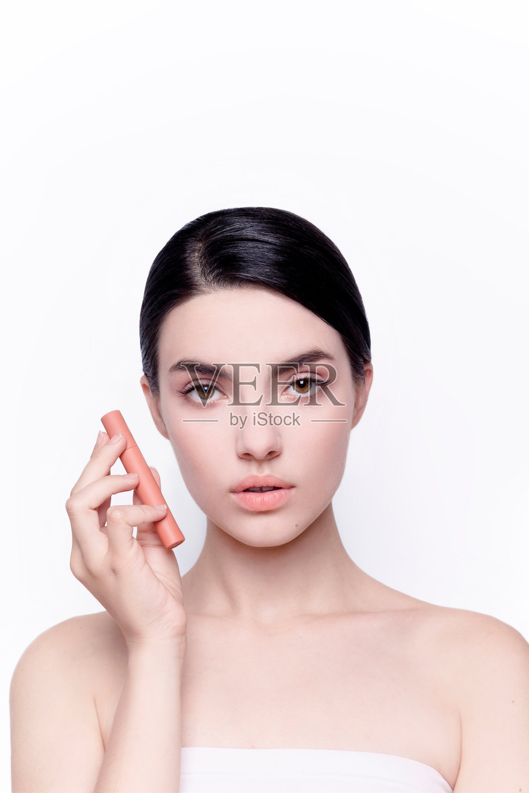 美丽的黑发年轻女人与容光焕发的化妆品在白色的背景时尚模特特写美镜头美容产品广告照片摄影图片