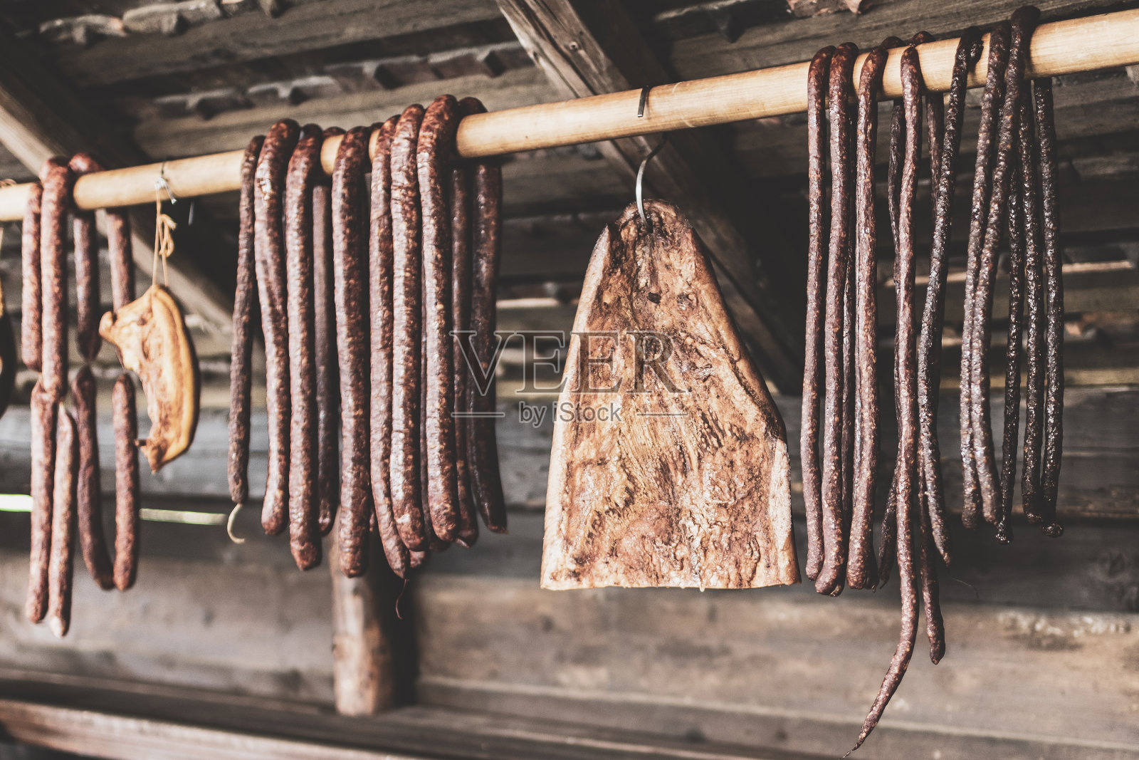 熏香肠和熏肉排成一排照片摄影图片